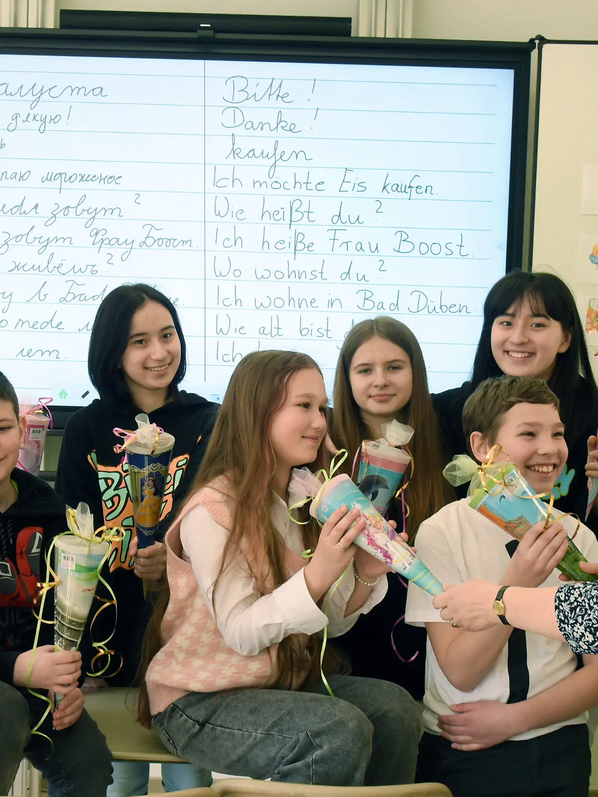 16.03.2022, Sachsen, Bad Düben: In der Oberschule in Bad Düben bekommen die Kinder aus der Ukraine zur Begrüßung kleine Zuckertüten mit Süßigkeiten. In der Schule wurde für die ukrainischen Flüchtlinge eine extra Klasse eingerichtet, damit die Kinder Deutsch lernen können. (zu dpa "Flucht aus der Ukraine - «Wir wussten nicht, wohin wir gingen» Foto: Waltraud Grubitzsch/dpa-Zentralbild +++ dpa-Bildfunk +++
