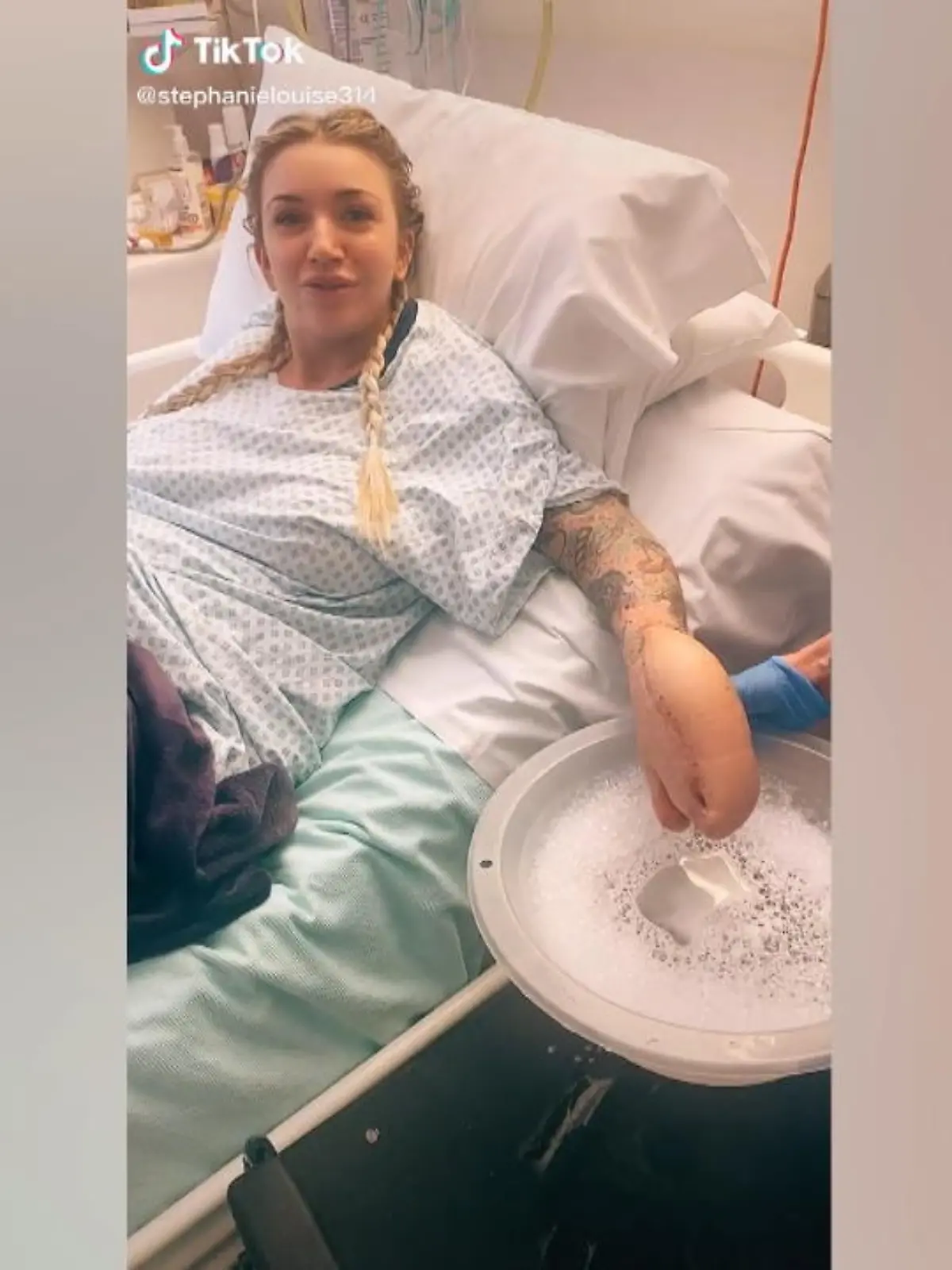 Bild zu: "Sadies Hand sieht aus wie ein Hai"