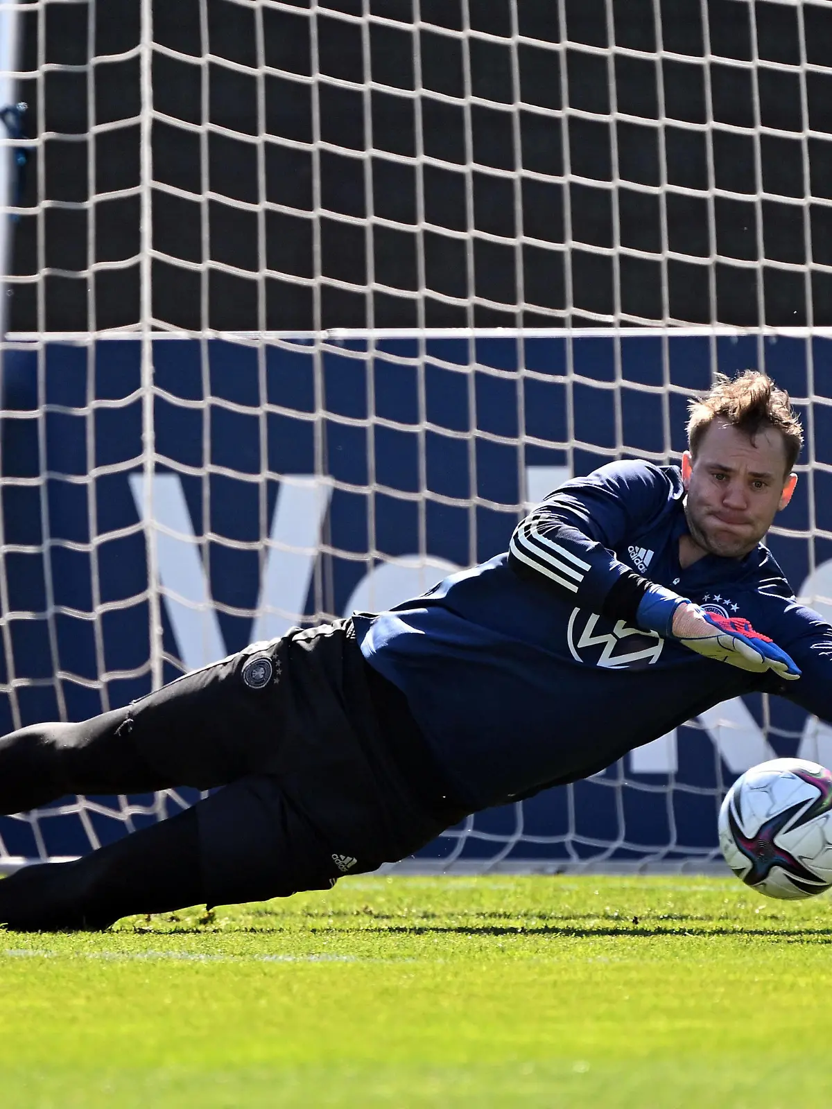  22.03.2022, xjhx, Fussball Deutschland DFB Nationalmannschaft Training emspor, v.l. Manuel Neuer Deutsche Fussball Nationalmannschaft DFB DFL/DFB REGULATIONS PROHIBIT ANY USE OF PHOTOGRAPHS as IMAGE SEQUENCES and/or QUASI-VIDEO Frankfurt am Main *** 22 03 2022, xjhx, football Germany DFB national team training emspor, v l Manuel Neuer Deutsche Fussball Nationalmannschaft DFB DFL DFB REGULATIONS PROHIBIT ANY USE OF PHOTOGRAPHS as IMAGE SEQUENCES and or QUASI VIDEO Frankfurt am Main
