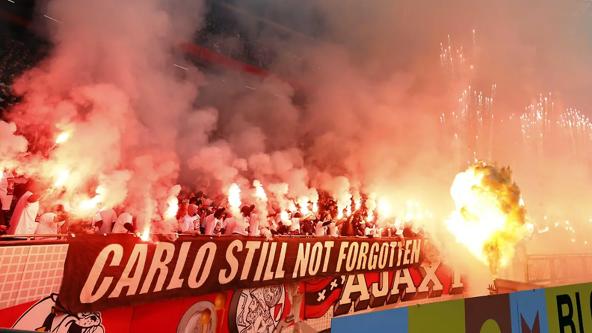 2022-03-20 14:29:51 AMSTERDAM Fans gedenken Ajax-Fans Carlo Picornie während des niederländischen Eredivisie-Spiels zwischen Ajax und Feyenoord in der Johan Cruijff ArenA am 20. März 2022 in Amsterdam, Niederlande. ANP MAURICE VAN STEEN
