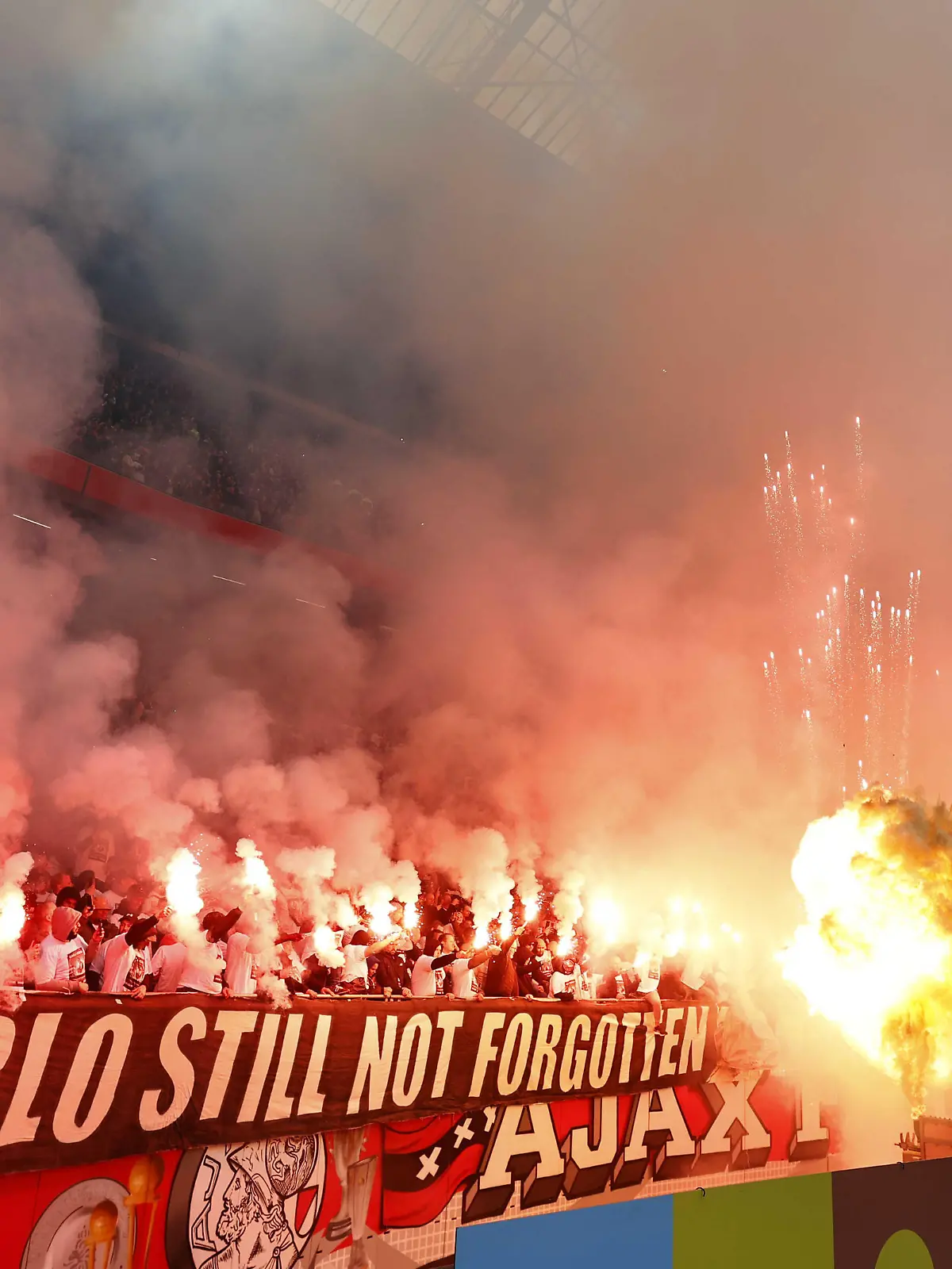 2022-03-20 14:29:51 AMSTERDAM  Fans gedenken Ajax-Fans Carlo Picornie während des niederländischen Eredivisie-Spiels zwischen Ajax und Feyenoord in der Johan Cruijff ArenA am 20. März 2022 in Amsterdam, Niederlande. ANP MAURICE VAN STEEN