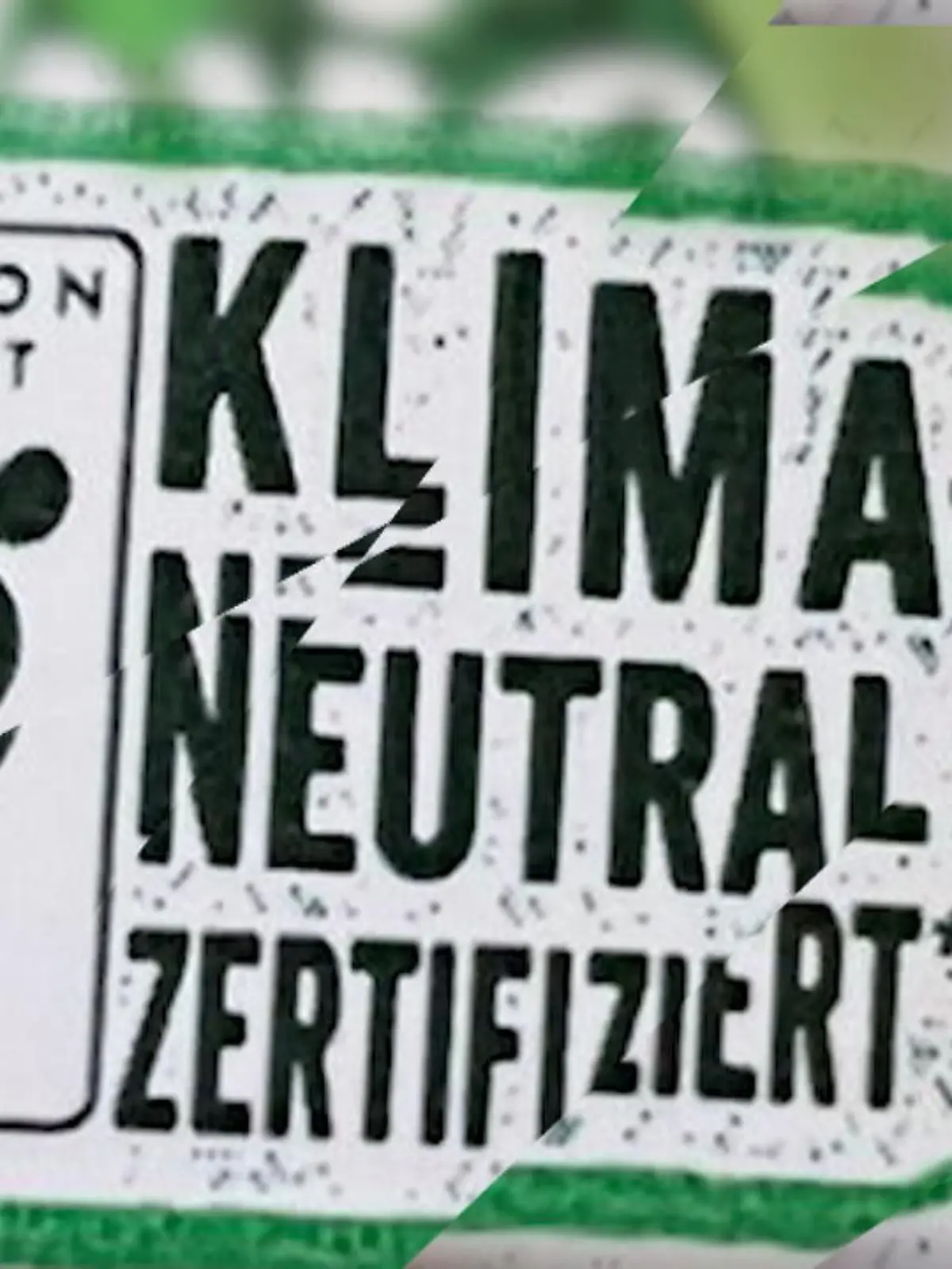 Können wir eigentlich den ganzen Klimaversprechen auf Lebensmitteln vertrauen? Wer genau hinschaut, der findet in Supermarkt und Discounter unglaublich viele davon – und es werden scheinbar mehr. Wie klimaneutral Hähnchen, Tiefkühlpizza oder Milch in der Plastikflasche wirklich sind – und worauf wir achten sollten, beim klimafreundlichen Konsum, sehen Sie in unserem Video.