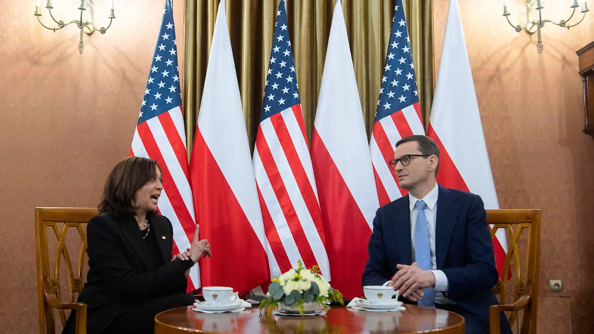 10.03.2022, Polen, Warschau: Mateusz Morawiecki (r), Ministerpräsident von Polen, und Kamala Harris, Vizepräsidentin der USA, sprechen während eines Treffens. US-Vizepräsidentin Harris ist angesichts des Kriegs in der Ukraine zu einer Reise nach Polen und Rumänien aufgebrochen. Harris' Besuch soll angesichts der russischen Aggression die Stärke und Einheit des Nato-Bündnisses und die Unterstützung der USA für die Verbündeten an der Nato Ostflanke unterstreichen. Foto: Saul Loeb/POOL AFP/AP/dpa +++ dpa-Bildfunk +++