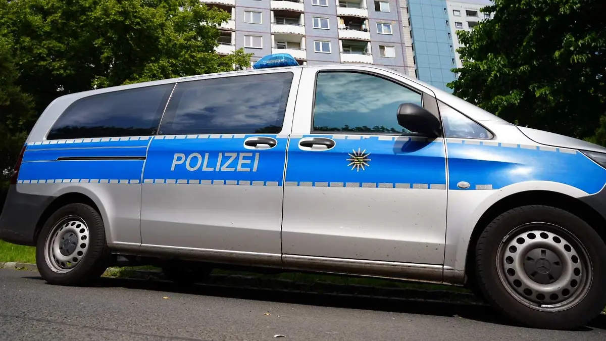 Datum: 16.06.2023 / Ort: Dresden

Ein tragischer Vorfall hat heute Morgen die Anwohner eines Wohnkomplexes auf der Michelangelostrasse (Nummer 2) in Aufruhr versetzt. Um 8:20 Uhr wurde die Polizei informiert, dass ein Mann Moebelstuecke von einem Balkon warf und dabei laut schrie. Es wurde berichtet, dass der Mann eine Frau in seiner Gewalt hatte. Als die Polizei vor Ort eintraf, versuchte sie, Zugang zur Wohnung zu erhalten, doch der Mann war berei ts dabei, an den Balkonen herunterzuklettern. Bevor die Beamten eingreifen konnten, stuerzte der Mann jedoch ab. Trotz sofortiger Reanimationsversuche konnte sein Leben nicht gerettet werden und er verstarb aufgrund der Folgen des Sturzes. Spezialkraefte der Polizei waren ebenfalls vor Ort und unterstuetzten bei den Rettungsbemuehungen. Laut ersten polizeilichen E rmittlungen geht man nicht von einem suizidalen Handeln aus. Stattdessen wird vermutet, dass der Mann versuchte zu fliehen, als er die Polizei bemerkte. Die betroffene Frau steht erheblich unter Schock. Es wird angenommen, dass der Mann sie mit einem Messer bedroht hatte. Die Polizei und das Kriseninterventionsteam sind vor Ort, um die Frau zu unterstuetzen und weitere Informationen zu sammeln. Die Kripo ermittelt. 