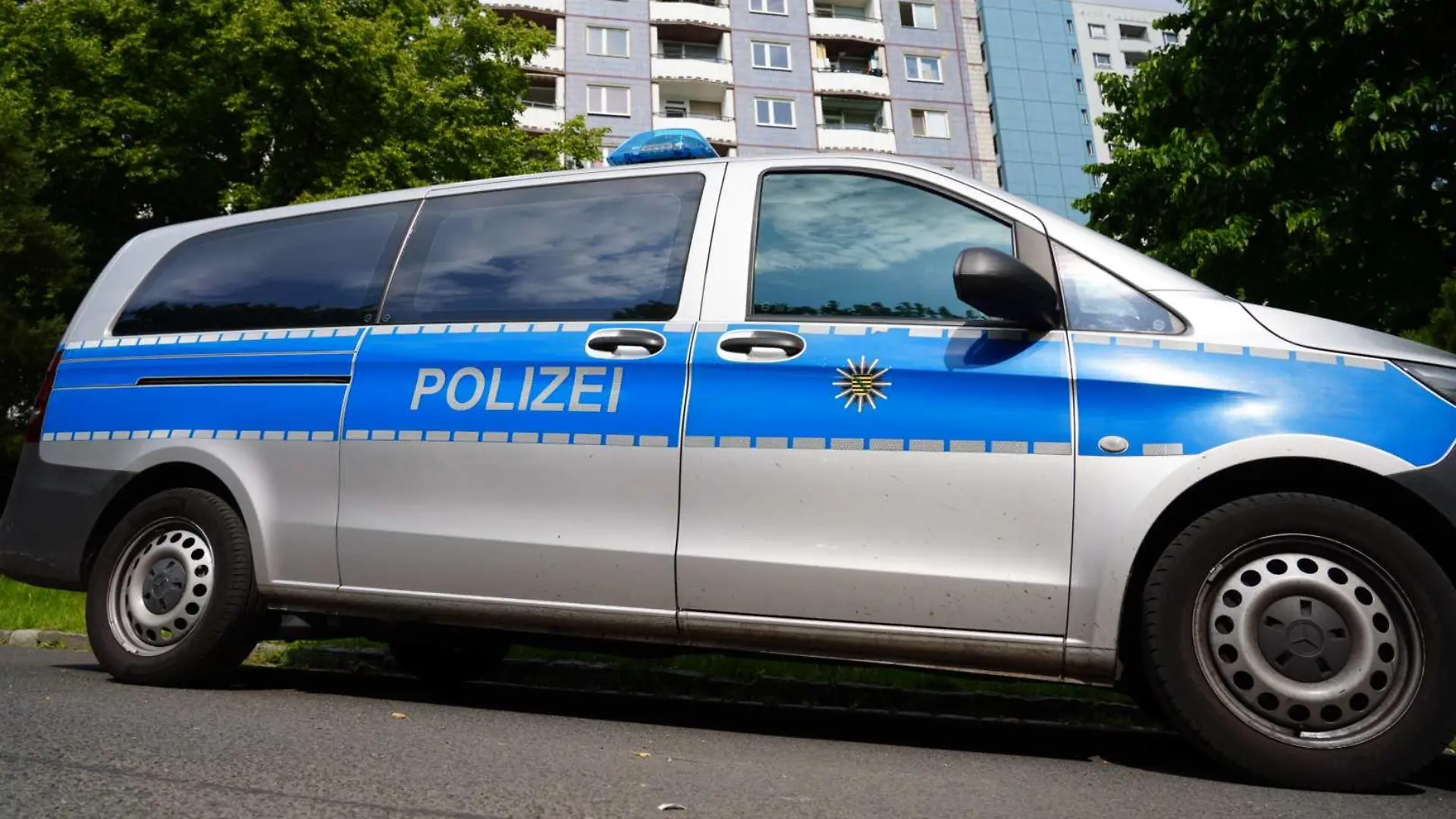 Datum: 16.06.2023 / Ort: Dresden
Ein tragischer Vorfall hat heute Morgen die Anwohner eines Wohnkomplexes auf der Michelangelostrasse (Nummer 2) in Aufruhr versetzt. Um 8:20 Uhr wurde die Polizei informiert, dass ein Mann Moebelstuecke von einem Balkon warf und dabei laut schrie. Es wurde berichtet, dass der Mann eine Frau in seiner Gewalt hatte. Als die Polizei vor Ort eintraf, versuchte sie, Zugang zur Wohnung zu erhalten, doch der Mann war berei ts dabei, an den Balkonen herunterzuklettern. Bevor die Beamten eingreifen konnten, stuerzte der Mann jedoch ab. Trotz sofortiger Reanimationsversuche konnte sein Leben nicht gerettet werden und er verstarb aufgrund der Folgen des Sturzes. Spezialkraefte der Polizei waren ebenfalls vor Ort und unterstuetzten bei den Rettungsbemuehungen. Laut ersten polizeilichen E rmittlungen geht man nicht von einem suizidalen Handeln aus. Stattdessen wird vermutet, dass der Mann versuchte zu fliehen, als er die Polizei bemerkte. Die betroffene Frau steht erheblich unter Schock. Es wird angenommen, dass der Mann sie mit einem Messer bedroht hatte. Die Polizei und das Kriseninterventionsteam sind vor Ort, um die Frau zu unterstuetzen und weitere Informationen zu sammeln. Die Kripo ermittelt.