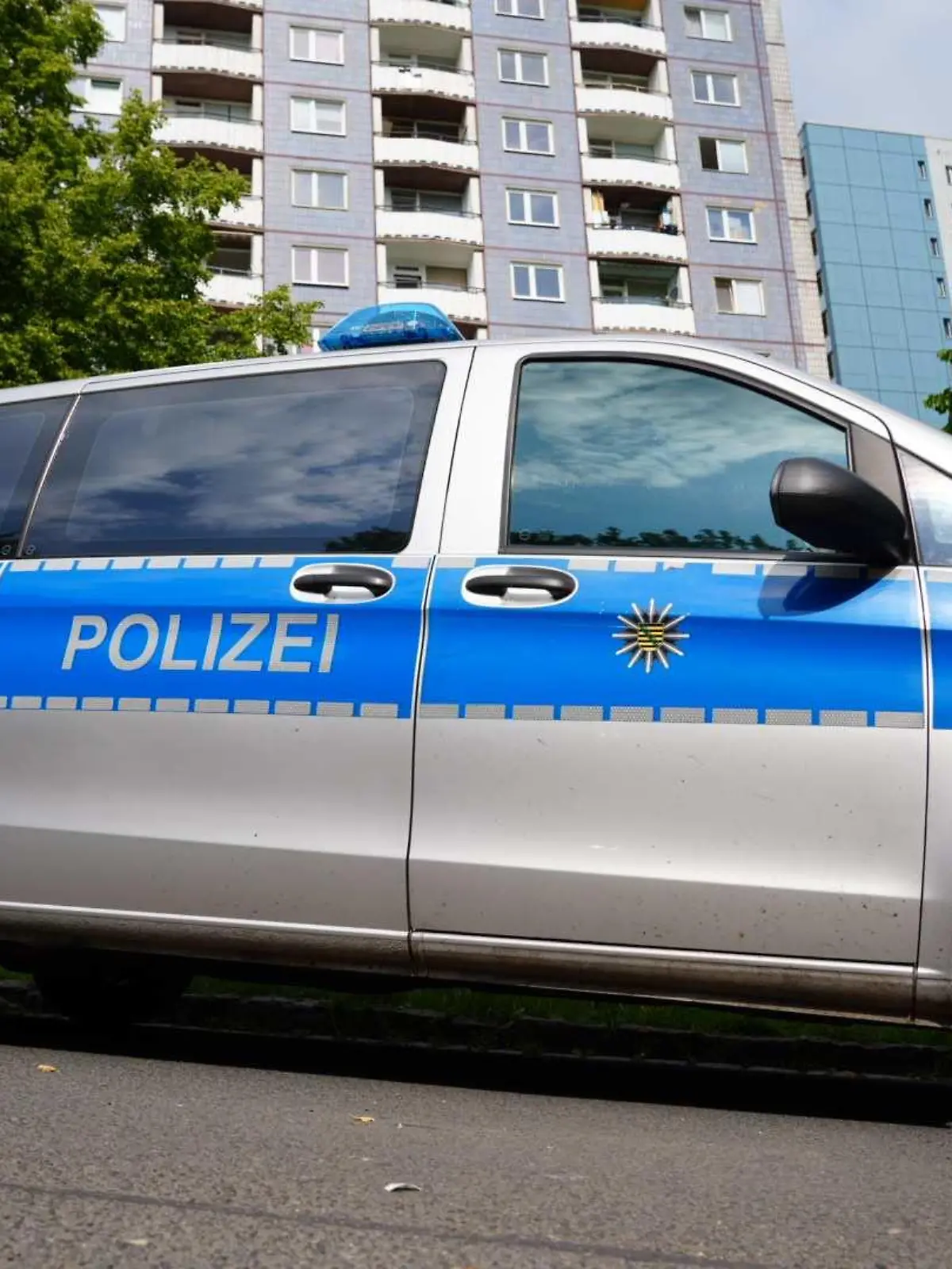 Datum: 16.06.2023 / Ort: Dresden

Ein tragischer Vorfall hat heute Morgen die Anwohner eines Wohnkomplexes auf der Michelangelostrasse (Nummer 2) in Aufruhr versetzt. Um 8:20 Uhr wurde die Polizei informiert, dass ein Mann Moebelstuecke von einem Balkon warf und dabei laut schrie. Es wurde berichtet, dass der Mann eine Frau in seiner Gewalt hatte. Als die Polizei vor Ort eintraf, versuchte sie, Zugang zur Wohnung zu erhalten, doch der Mann war berei ts dabei, an den Balkonen herunterzuklettern. Bevor die Beamten eingreifen konnten, stuerzte der Mann jedoch ab. Trotz sofortiger Reanimationsversuche konnte sein Leben nicht gerettet werden und er verstarb aufgrund der Folgen des Sturzes. Spezialkraefte der Polizei waren ebenfalls vor Ort und unterstuetzten bei den Rettungsbemuehungen. Laut ersten polizeilichen E rmittlungen geht man nicht von einem suizidalen Handeln aus. Stattdessen wird vermutet, dass der Mann versuchte zu fliehen, als er die Polizei bemerkte. Die betroffene Frau steht erheblich unter Schock. Es wird angenommen, dass der Mann sie mit einem Messer bedroht hatte. Die Polizei und das Kriseninterventionsteam sind vor Ort, um die Frau zu unterstuetzen und weitere Informationen zu sammeln. Die Kripo ermittelt. 