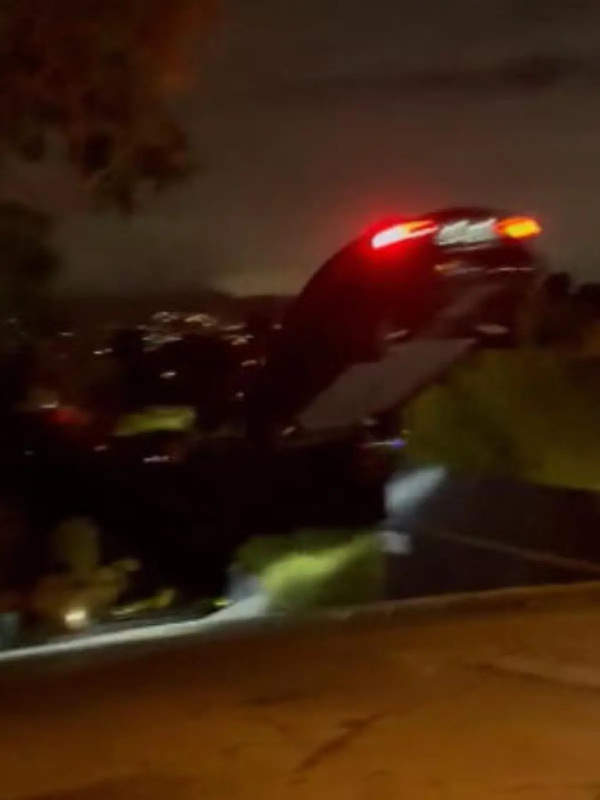 Ein steiler Hügel in Los Angeles wird gerne mal für Stunts zweckentfremdet. Das geht nicht immer gut, wie Videoaufnahmen zeigen, die auf Twitter kursieren. Einem Fahrer misslingt der fulminante Stunt mit einem gemieteten Tesla, er kracht in zwei parkende Autos.