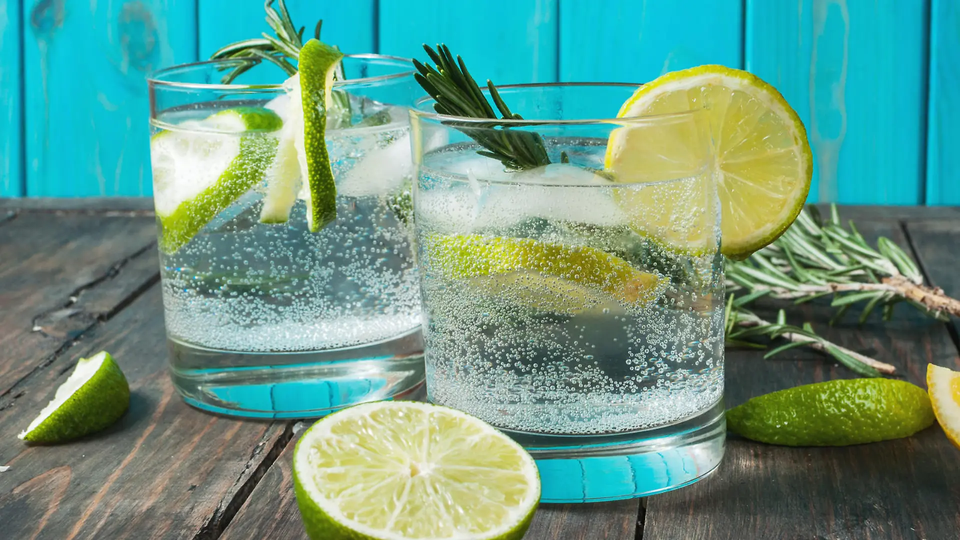 Gin Tonic mit Rosmarin.