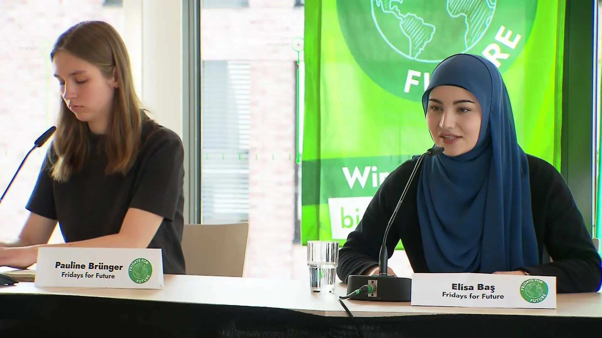 Elisa Bas von der FFF-Ortsgruppe Hamburg hält erneuerbare Energien für Friedensenergien.