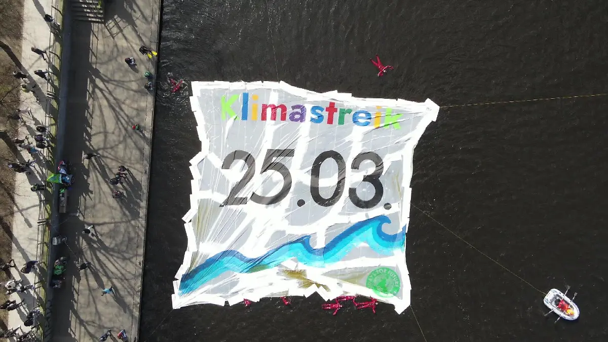 Mit einem 400 Quadratmeter großen Banner auf der Binnenalster ruft Fridays for Future am Samstag zum globalen Klimastreik auf.