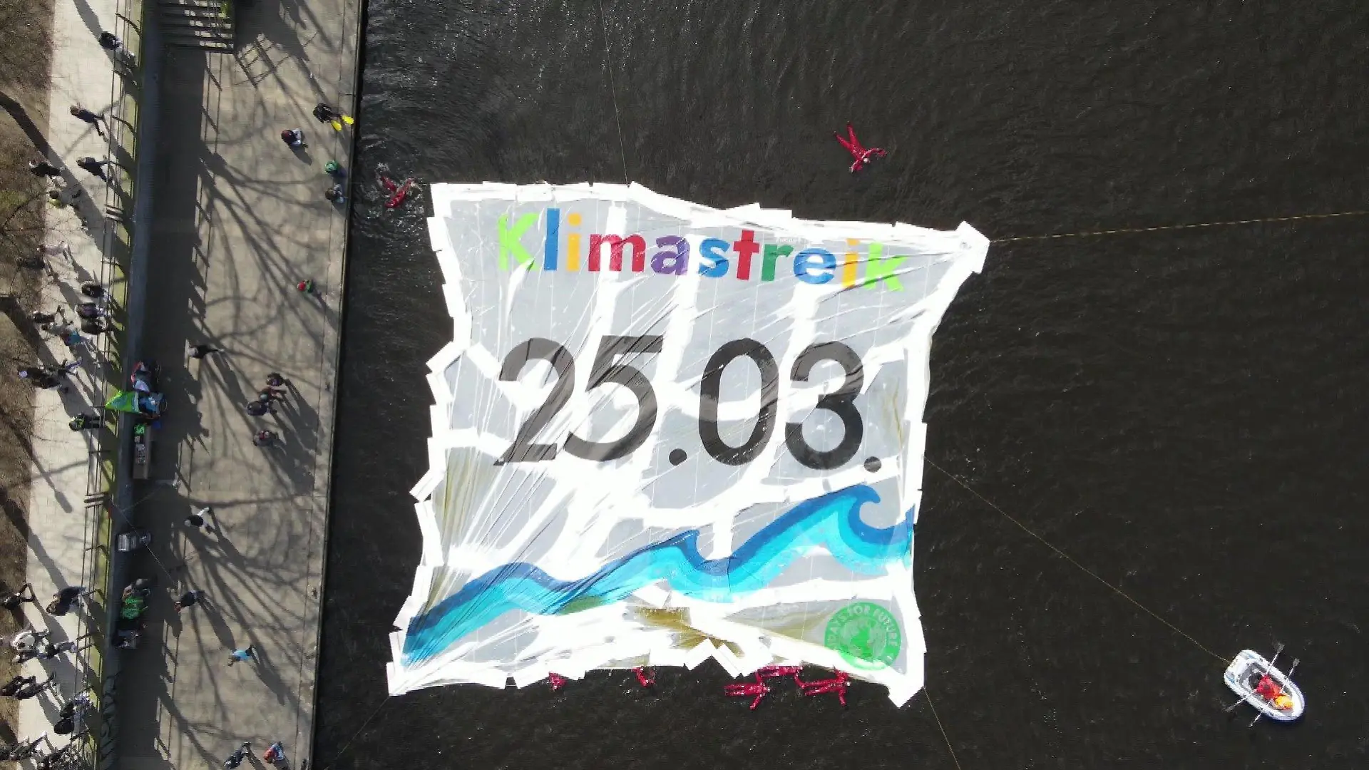 Mit einem 400 Quadratmeter großen Banner auf der Binnenalster ruft Fridays for Future am Samstag zum globalen Klimastreik auf.