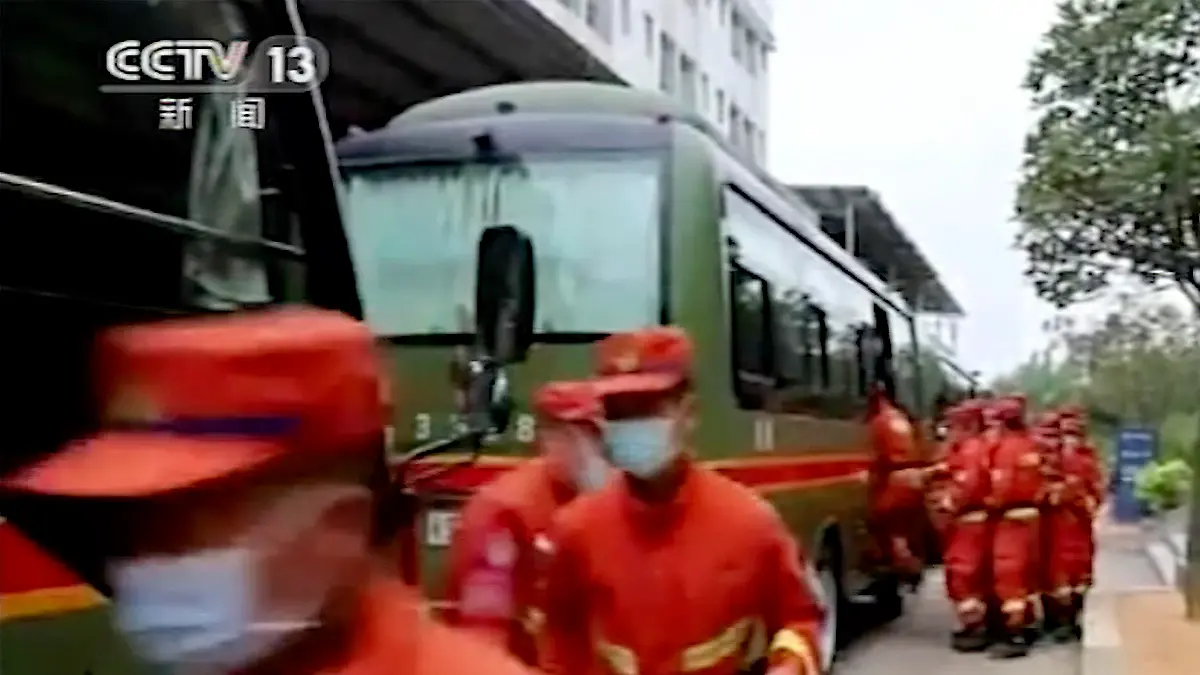 SCREENSHOT - 21.03.2022, China, Wuzhou: Das Videostandbild des chinesischen Fernsehsenders CCTV zeigt Rettungskräfte, die auf dem Weg zur Absturzstelle eines Flugzeugs im Kreis Tengxian in der südchinesischen autonomen Region Guangxi Zhuang sind. Ein Flugzeug der chinesischen Fluggesellschaft China Eastern Airlines mit 132 Insassen in der Nähe von Wuzhou in der südchinesischen Region Guangxi verunglückt. Über Opfer wurde zunächst nichts bekannt. Foto: -/CCTV/AP/dpa - ACHTUNG: Nur zur redaktionellen Verwendung und nur mit vollständiger Nennung des vorstehenden Credits +++ dpa-Bildfunk +++