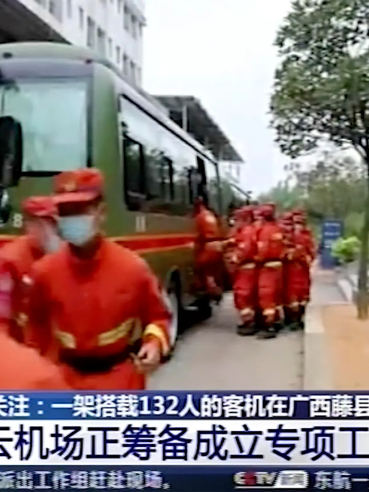 SCREENSHOT - 21.03.2022, China, Wuzhou: Das Videostandbild des chinesischen Fernsehsenders CCTV zeigt Rettungskräfte, die auf dem Weg zur Absturzstelle eines Flugzeugs im Kreis Tengxian in der südchinesischen autonomen Region Guangxi Zhuang sind. Ein Flugzeug der chinesischen Fluggesellschaft China Eastern Airlines mit 132 Insassen in der Nähe von Wuzhou in der südchinesischen Region Guangxi verunglückt. Über Opfer wurde zunächst nichts bekannt. Foto: -/CCTV/AP/dpa - ACHTUNG: Nur zur redaktionellen Verwendung und nur mit vollständiger Nennung des vorstehenden Credits +++ dpa-Bildfunk +++