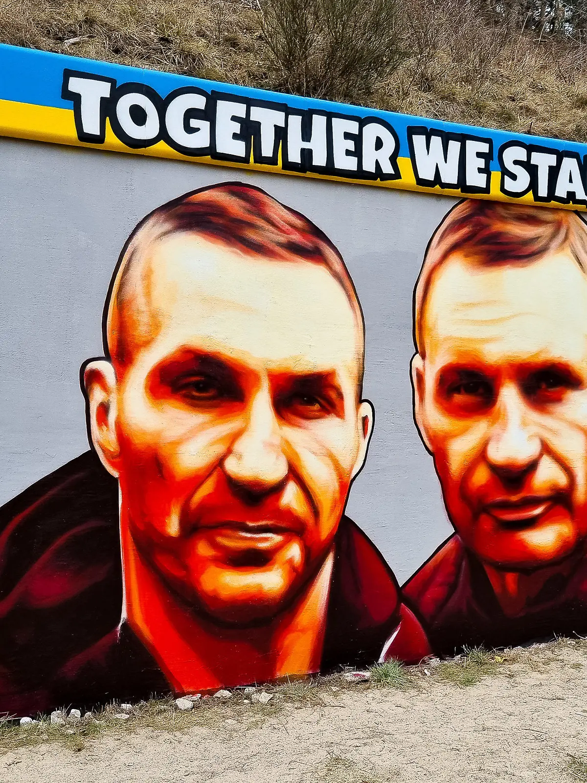 17.03.2022, Polen, Danzig: Ein Wandgemälde des Straßenkünstlers Tuse zeigt Vitali und Wladimir Klitschko an einer Wand neben dem PKM-Bahnhof Gdansk Jasien. Foto: Mateusz Slodkowski/SOPA Images via ZUMA Press Wire/dpa - ACHTUNG: Verwendung nur im vollen Format +++ dpa-Bildfunk +++