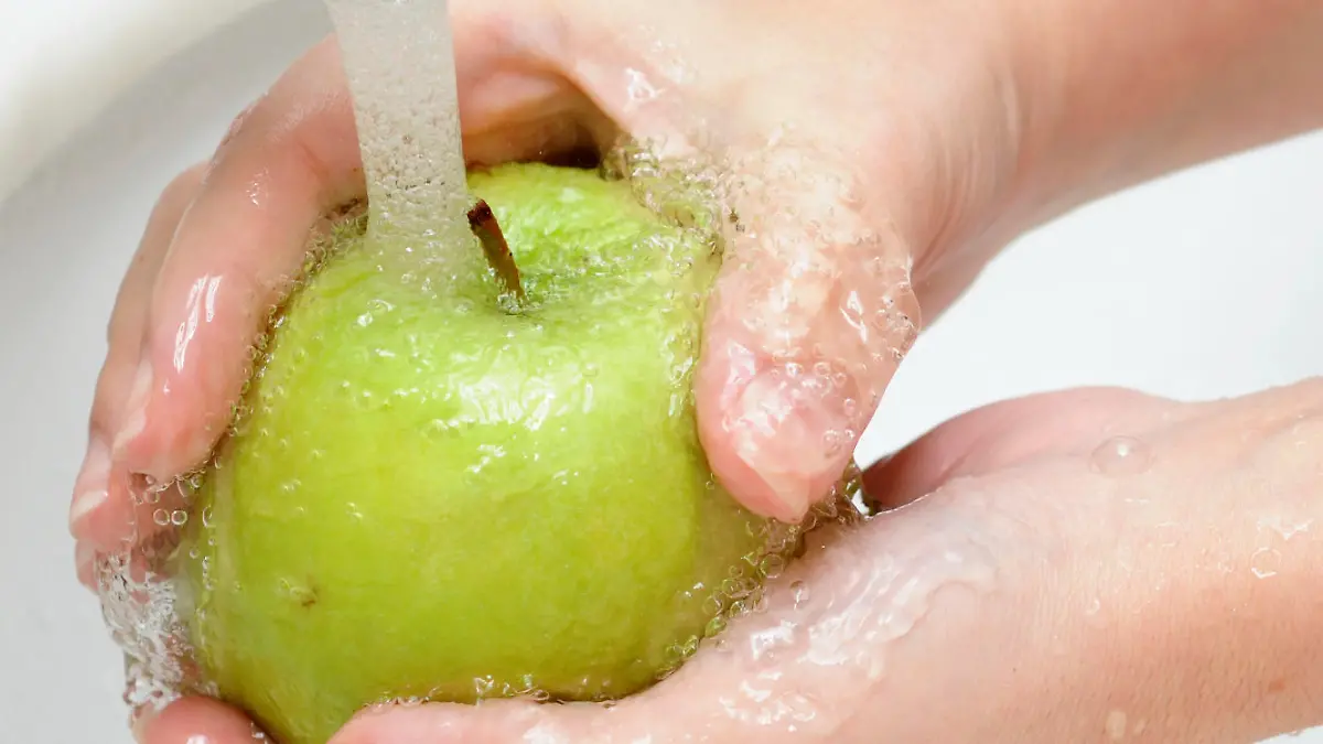 Apfel,Obst,waschen,Wasserhahn,Reinigung,Lebensmittel,Gesundheit,Hygiene,Küche