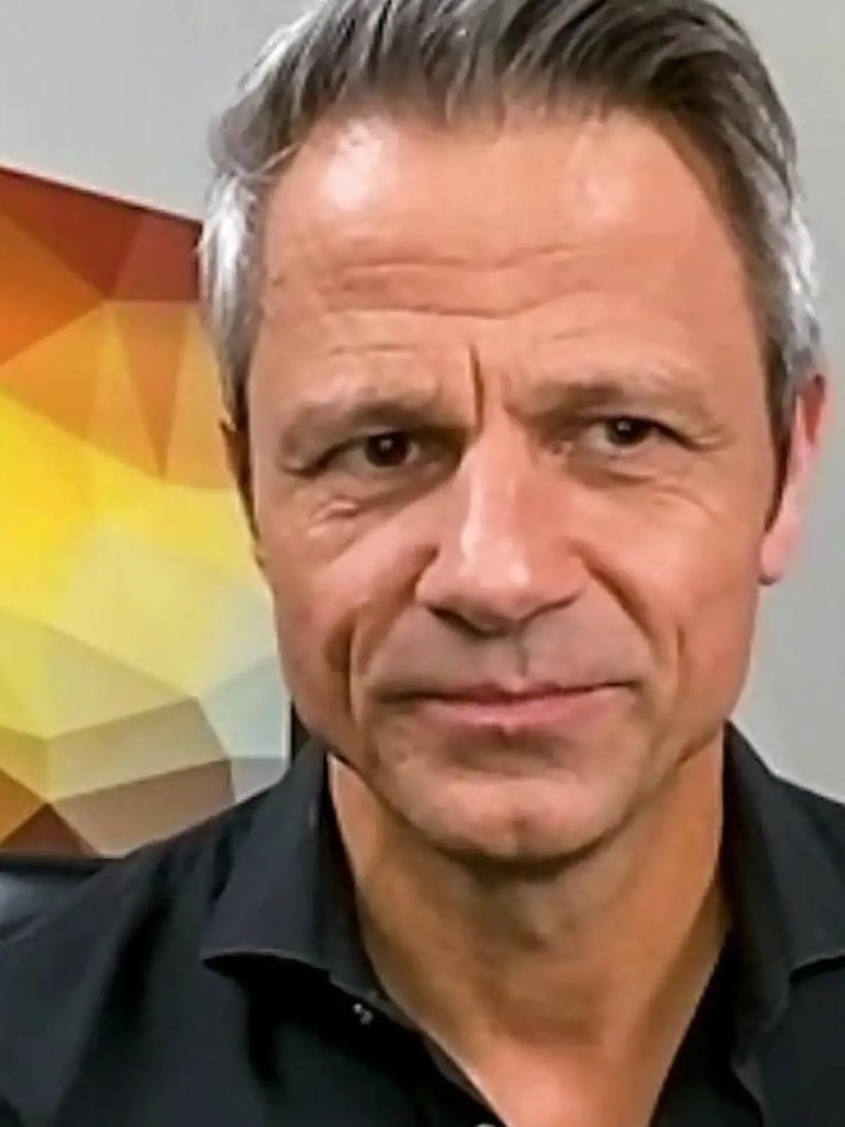 "Unter uns"-Schauspieler Jens Hajek im VIPstagram-Talk mit Moderatorin Tanja Bülter