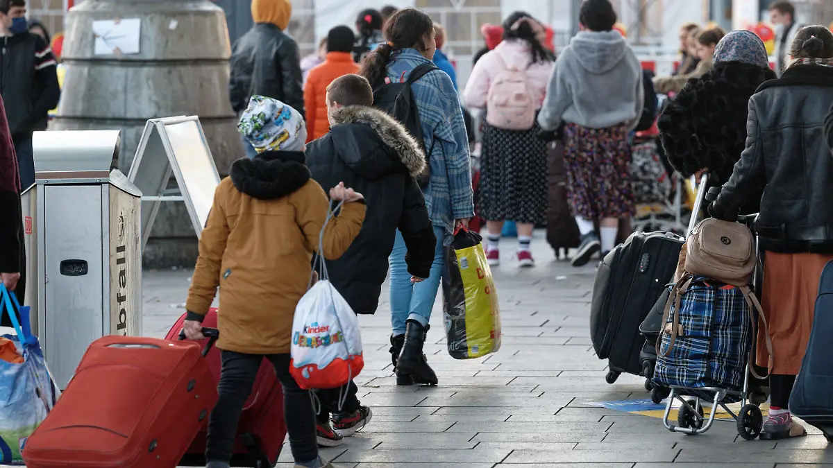 19.03.2022, Nordrhein-Westfalen, Köln: Geflüchtete aus der Ukraine gehen zu der Anlaufstelle für Geflüchtete der Stadt Köln am Hauptbahnhof. Foto: Henning Kaiser/dpa +++ dpa-Bildfunk +++