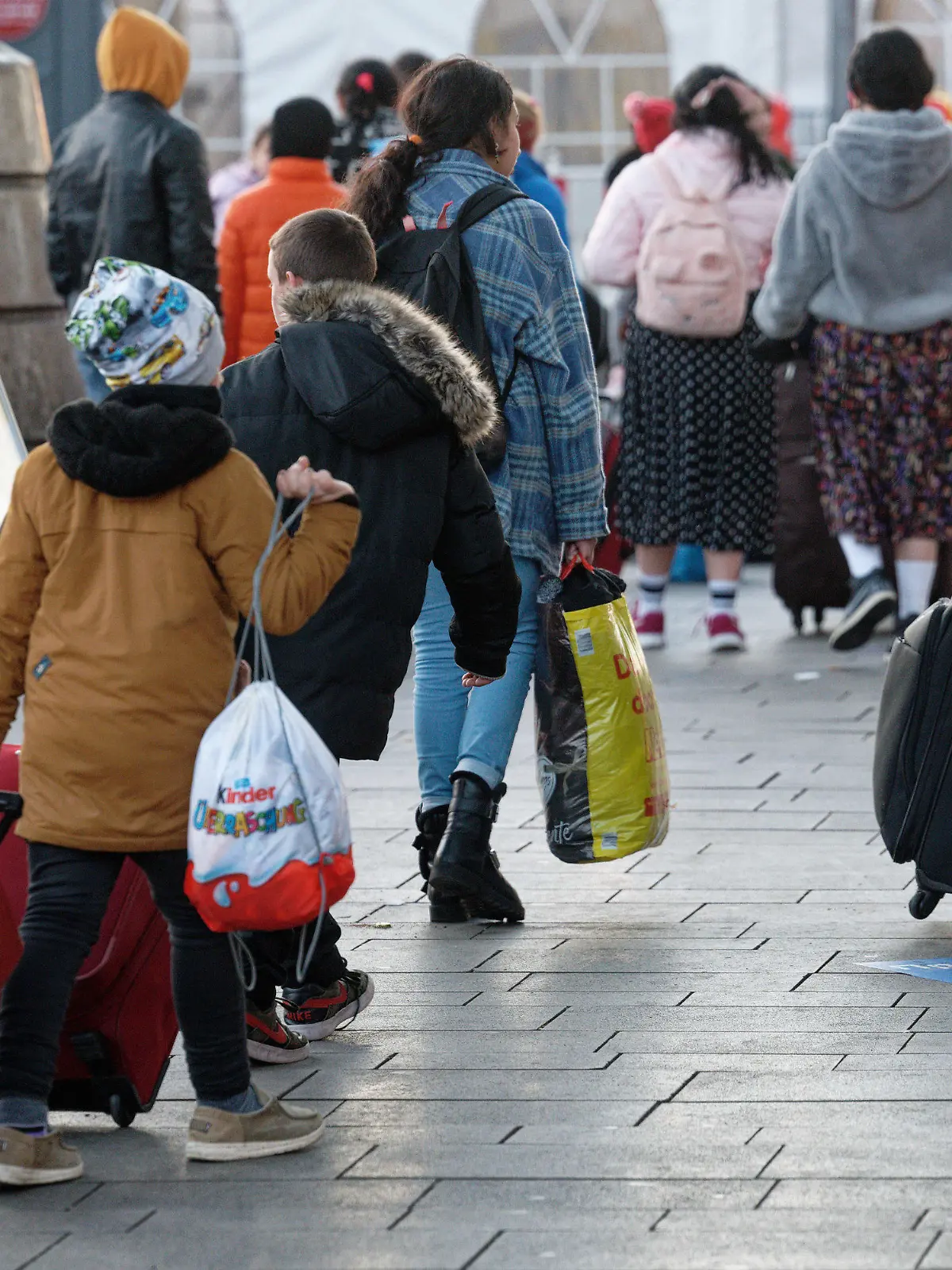 19.03.2022, Nordrhein-Westfalen, Köln: Geflüchtete aus der Ukraine gehen zu der Anlaufstelle für Geflüchtete der Stadt Köln am Hauptbahnhof. Foto: Henning Kaiser/dpa +++ dpa-Bildfunk +++