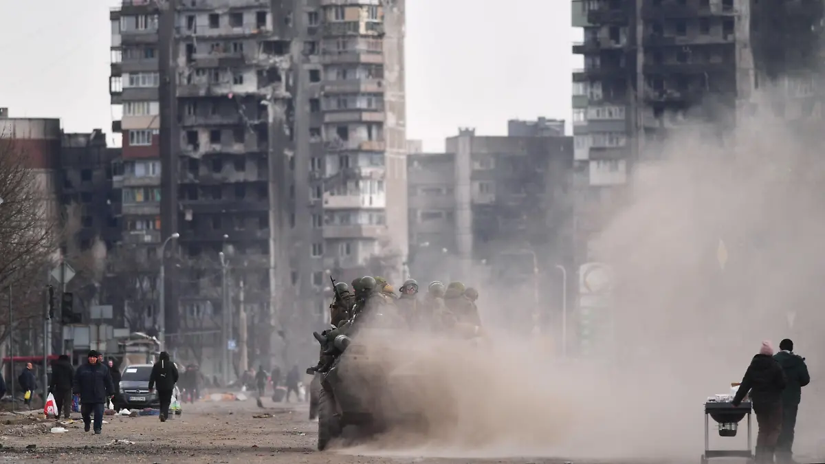 News Themen der Woche KW11 Ukraine-Konflikt, Eindrücke aus der Region Mariupol DPR LPR Russia Ukraine Military Operation 8142496 16.03.2022 Servicemen of the People s Militia of the Donetsk People s Republic ride an armored personnel carrier against the background of residential buildings damaged as a result of shelling, in Mariupol, DPR. Viktor Antonyuk / Sputnik Marioupol Donetsk People s Republic PUBLICATIONxINxGERxSUIxAUTxONLY Copyright: xViktorxAntonyukx