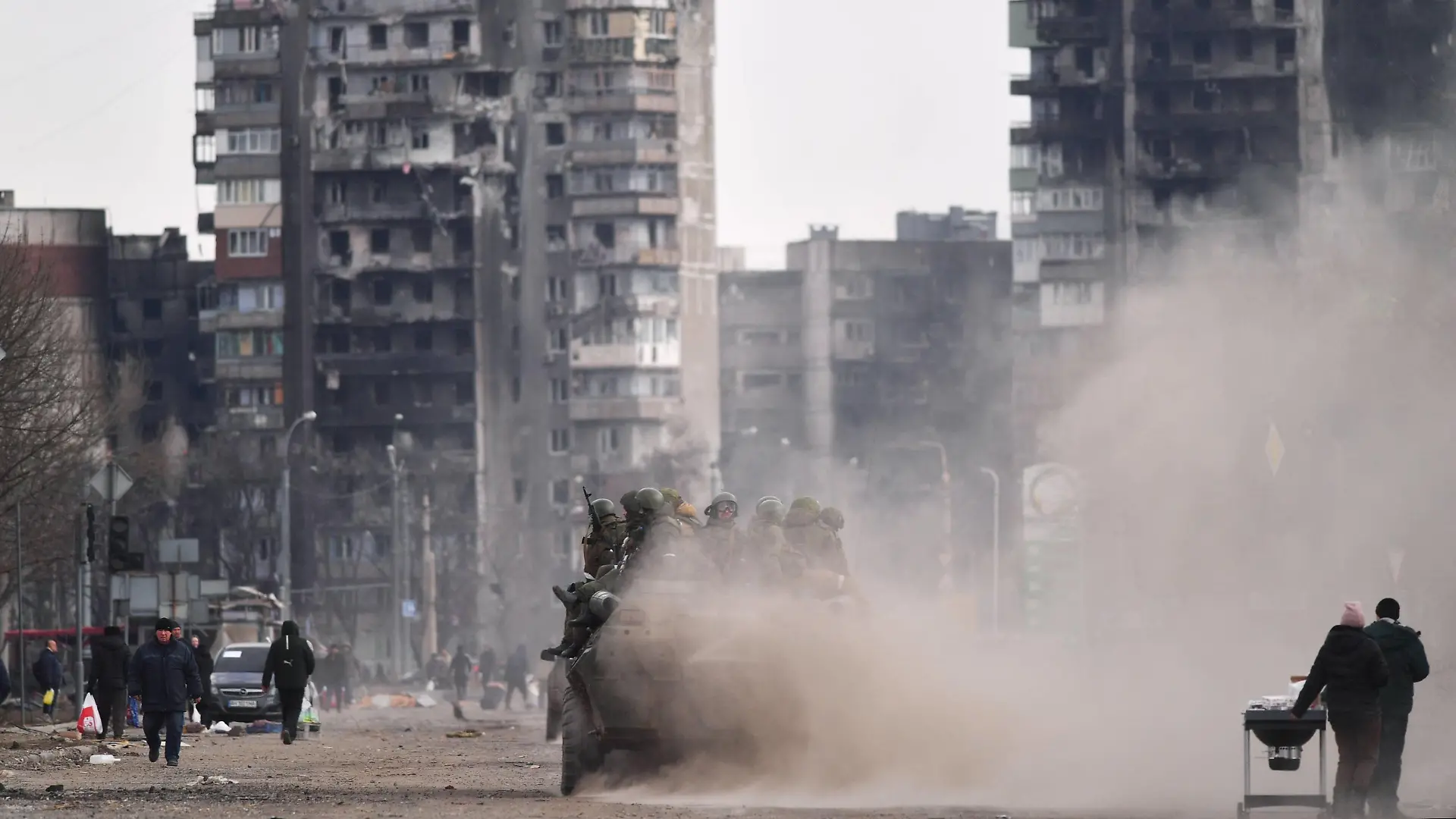 News Themen der Woche KW11 Ukraine-Konflikt, Eindrücke aus der Region Mariupol DPR LPR Russia Ukraine Military Operation 8142496 16.03.2022 Servicemen of the People s Militia of the Donetsk People s Republic ride an armored personnel carrier against the background of residential buildings damaged as a result of shelling, in Mariupol, DPR. Viktor Antonyuk / Sputnik Marioupol Donetsk People s Republic PUBLICATIONxINxGERxSUIxAUTxONLY Copyright: xViktorxAntonyukx