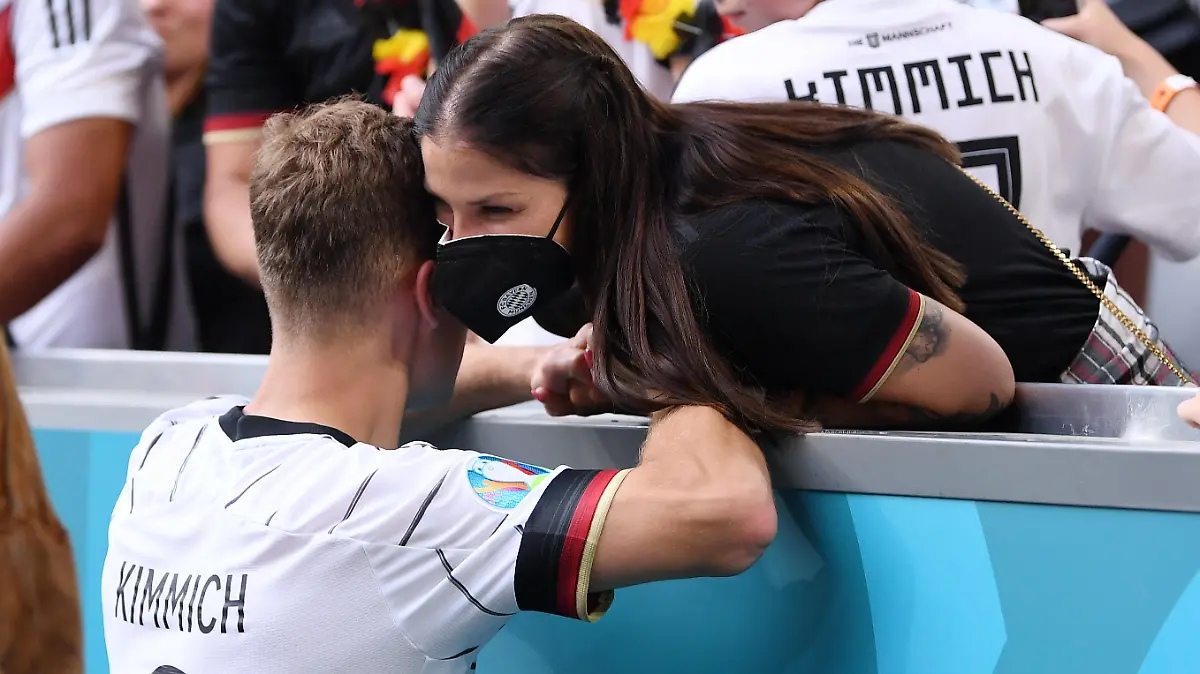 FUSSBALL Euro 2021 GRUPPE C Spiel 24 in Muenchen Portugal - Deutschland 19.06.2021 Joshua Kimmich (li, Deutschland) mit seiner Freundin Lina Meyer nach dem Spiel FOTO: ULMER Pressebildagentur xxNOxMODELxRELEASExx
