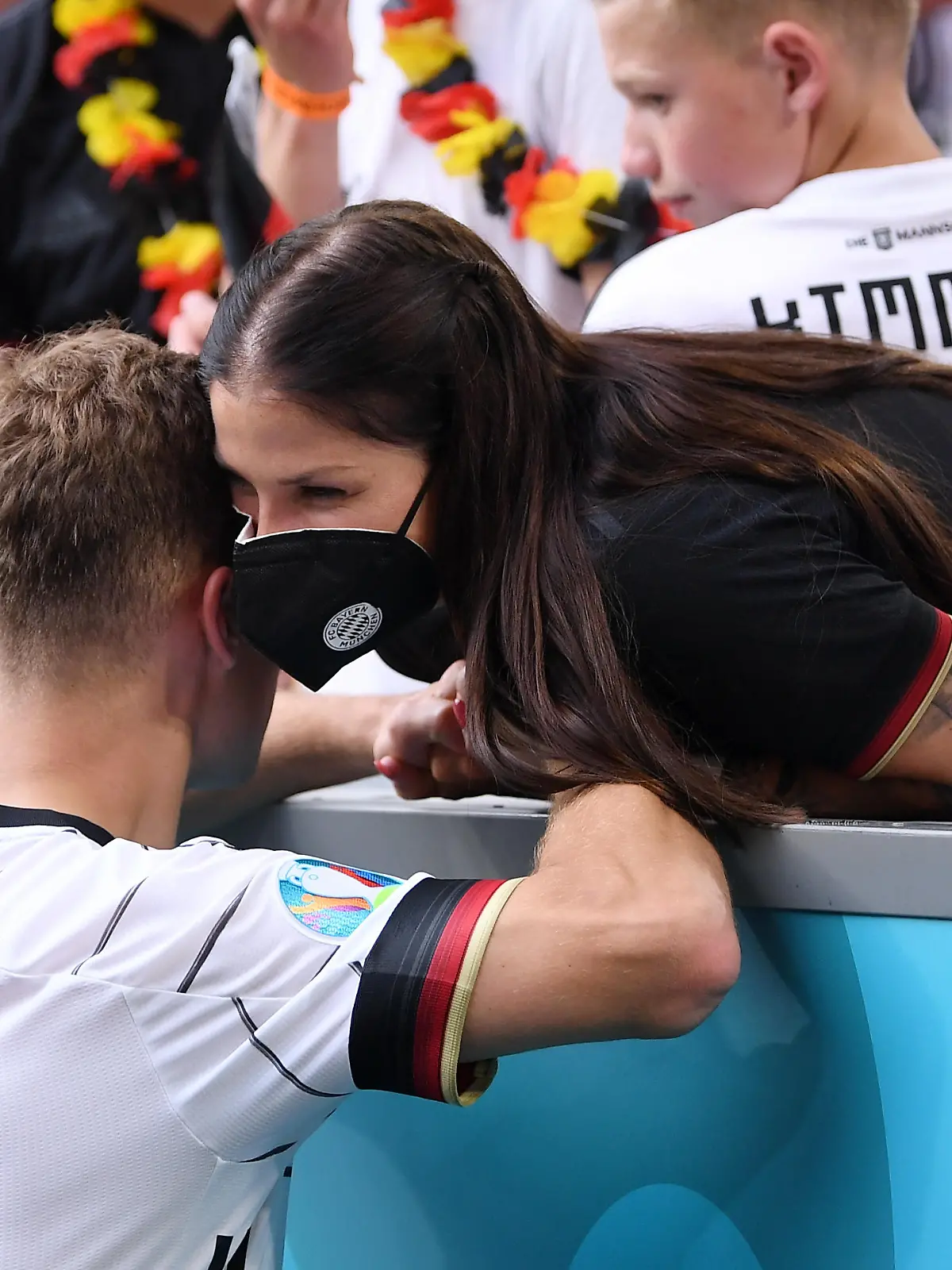 FUSSBALL Euro 2021 GRUPPE C Spiel 24 in Muenchen Portugal - Deutschland 19.06.2021 Joshua Kimmich (li, Deutschland) mit seiner Freundin Lina Meyer nach dem Spiel FOTO: ULMER Pressebildagentur xxNOxMODELxRELEASExx