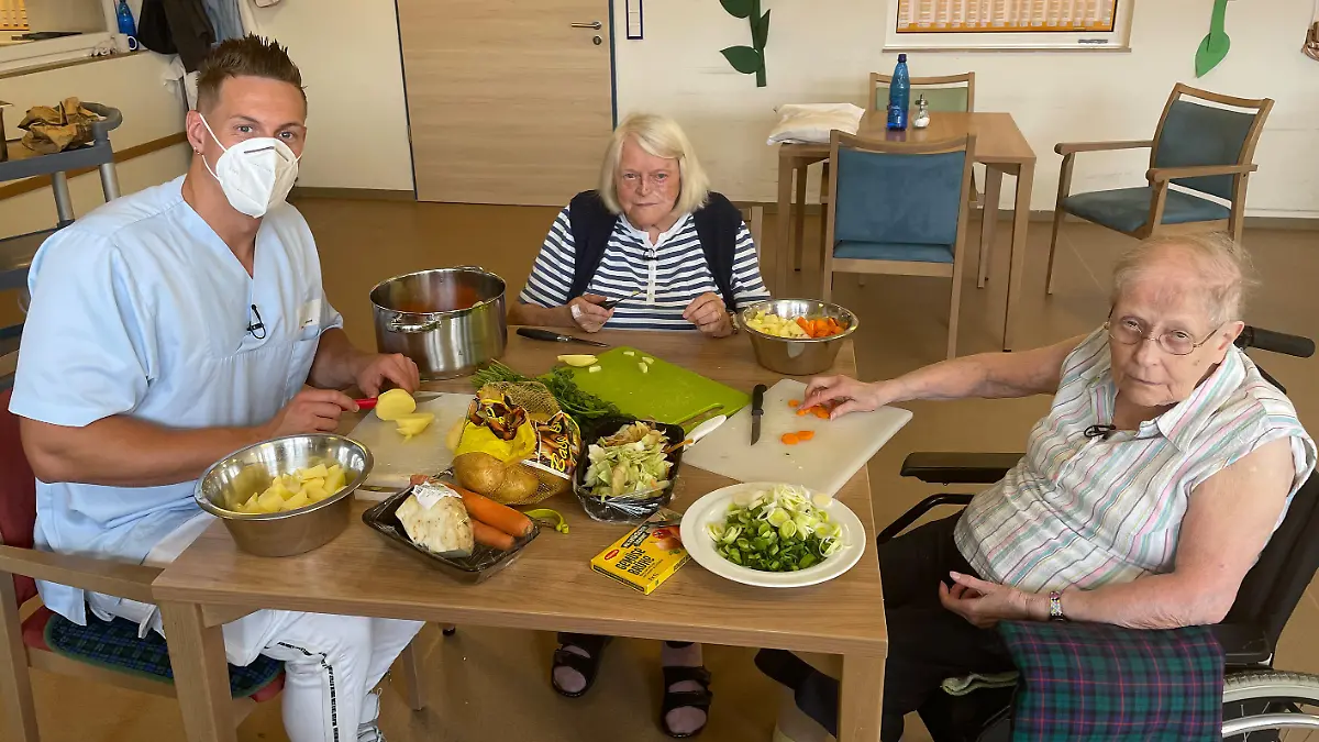 Realitystar Calvin Kleinen mit Karolina (91, Mitte) und Margarete (84, re.)