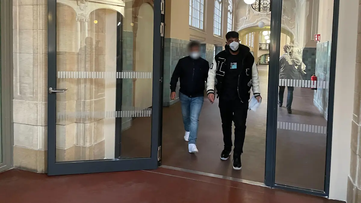 Rapper Samra auf dem Weg in den Gerichtssaal am Montagmorgen.