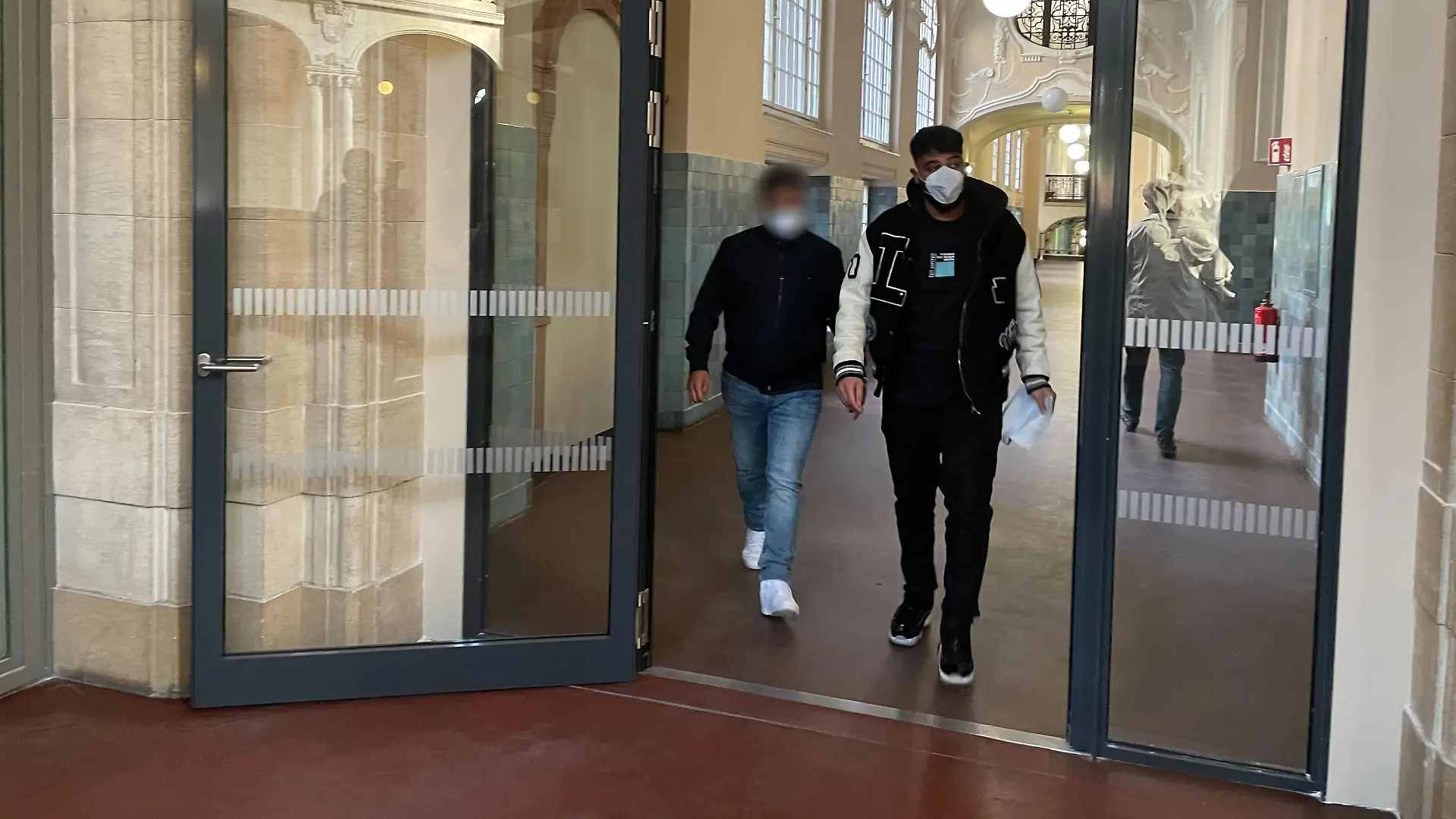 Rapper Samra auf dem Weg in den Gerichtssaal am Montagmorgen.