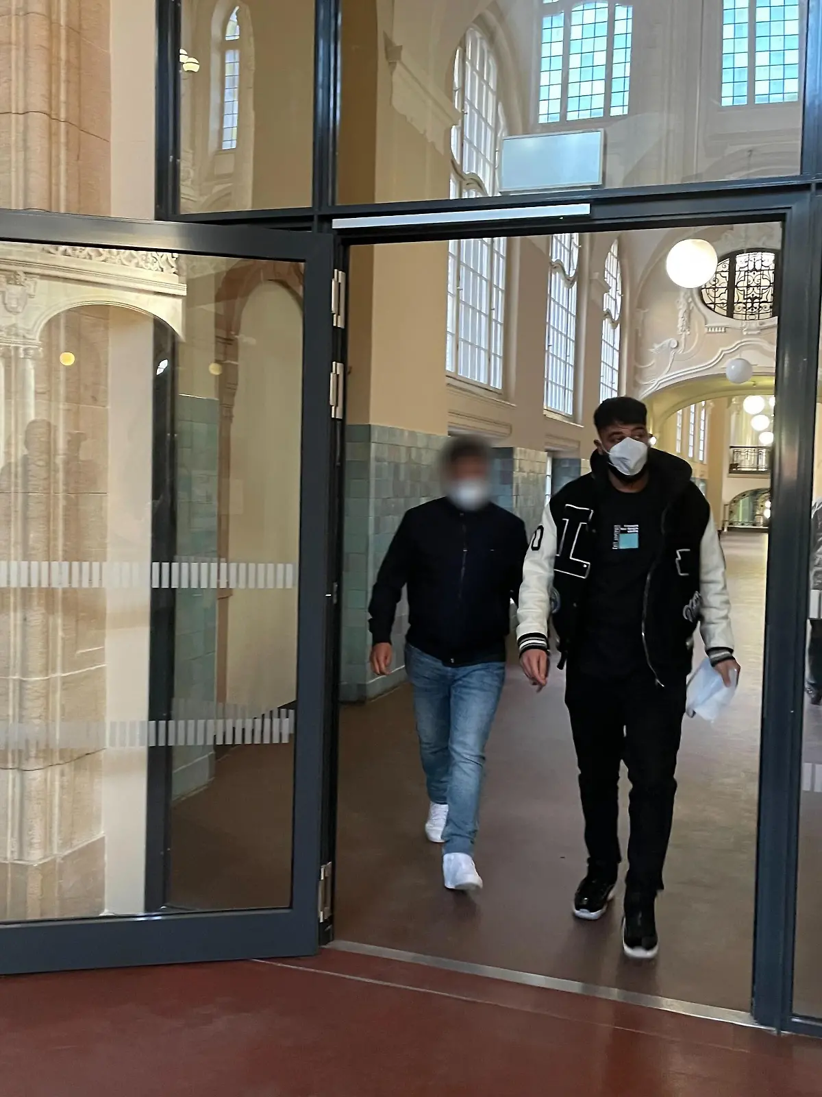 Rapper Samra auf dem Weg in den Gerichtssaal am Montagmorgen.