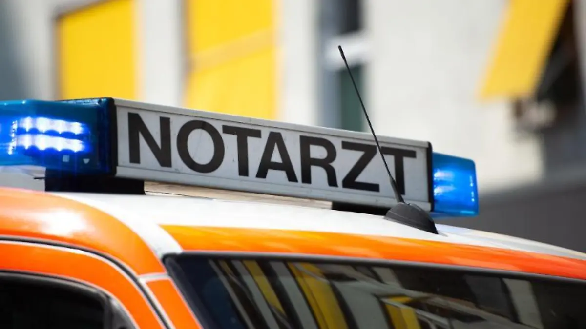 Der Schriftzug "Notarzt" steht auf einem Fahrzeug