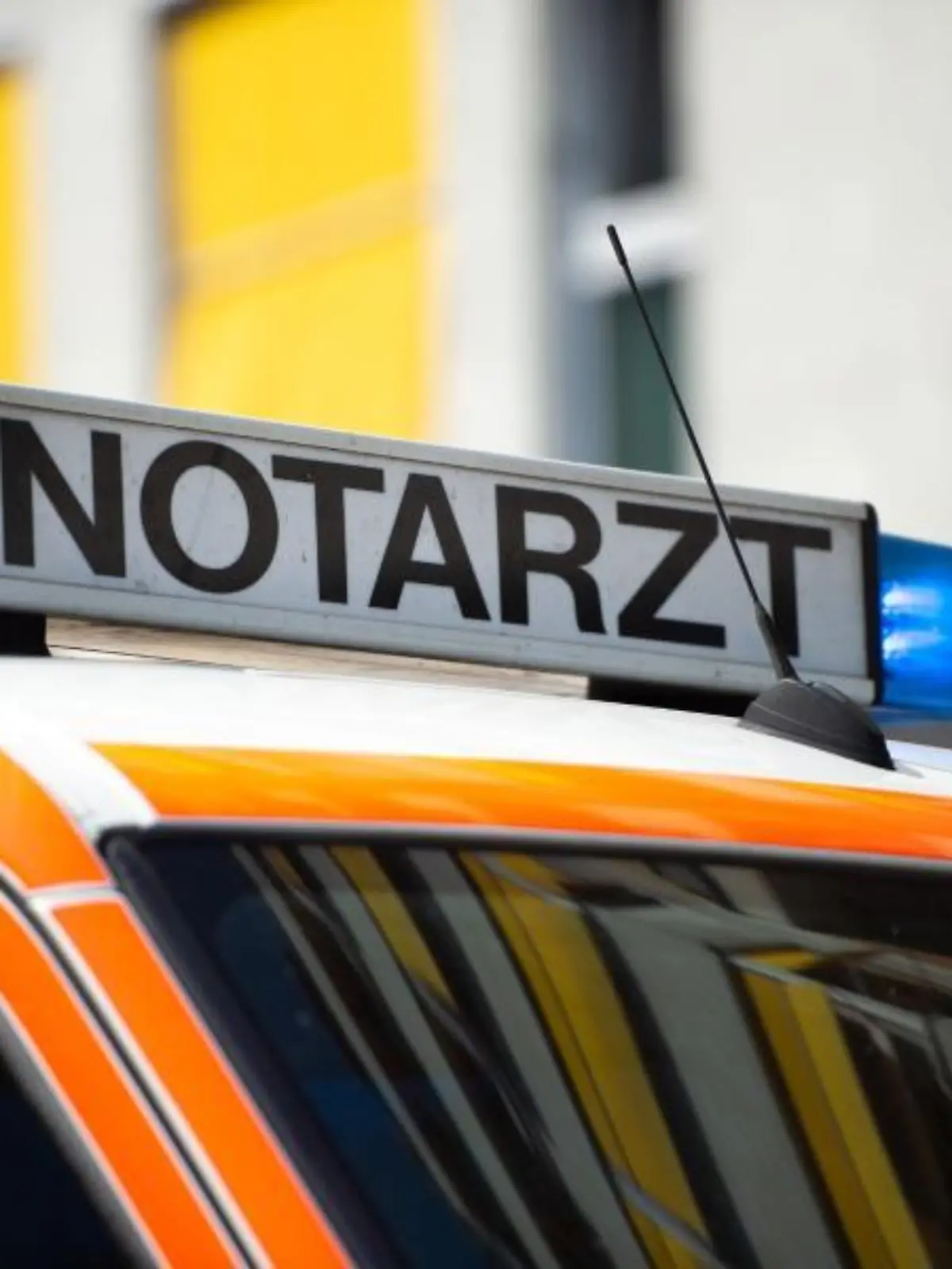 Der Schriftzug "Notarzt" steht auf einem Fahrzeug
