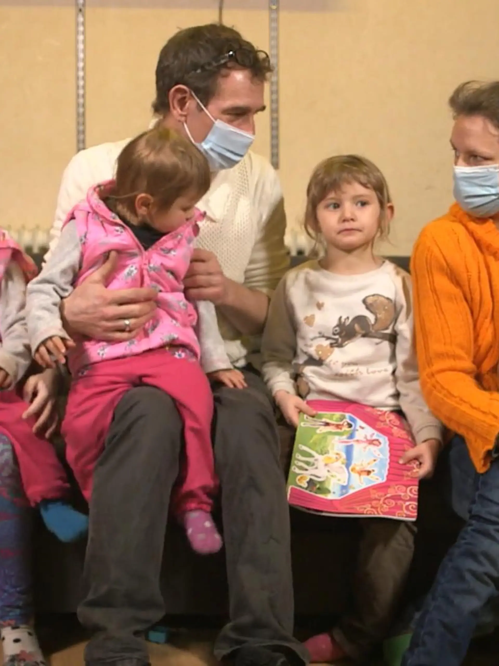Zwei Jahre Corona – zwei Jahre Leben mit dem Virus, das unser aller Leben verändert und auf den Kopf gestellt hat. Auch wir bei RTL spüren noch immer die Auswirkungen. Was sich hier bei uns hinter den Kulissen verändert hat, das hat meine Kollegin Katja Burkard für sie im 2. Teil unserer Reportage zusammenfasst. Und natürlich zeigen wir auch, was sich sonst in Deutschland verändert hat.