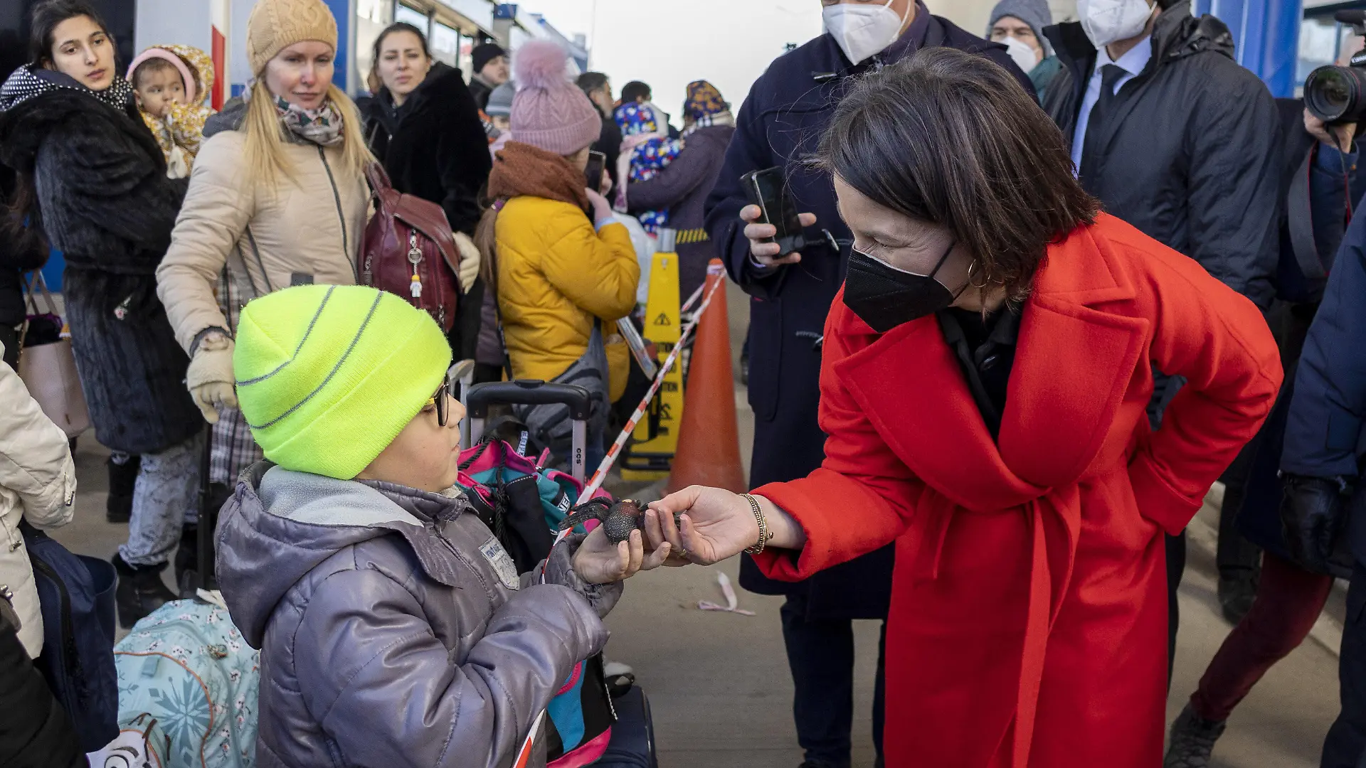 News Bilder des Tages Annalena Baerbock Buendnis 90/Die Gruenen, Bundesaussenministerin, besucht den Grenzuebergang Palanca zwischen der Ukraine und Moldau und spricht mit Gefluechteten. BM Baerbock besucht auf ihrer Reise, Bosnien und Herzegowina, den Kosovo, Serbien und die Republik Moldau. 12.03.2022 Palanca Moldau *** Annalena Baerbock Buendnis 90 Die Gruenen , Federal Minister of Foreign Affairs, visits the border crossing Palanca between Ukraine and Moldova and talks with refugees BM Baerbock visits on her trip, Bosnia and Herzegovina, Kosovo, Serbia and Moldova 12 03 2022 Palanca Moldova Copyright: xThomasxImox