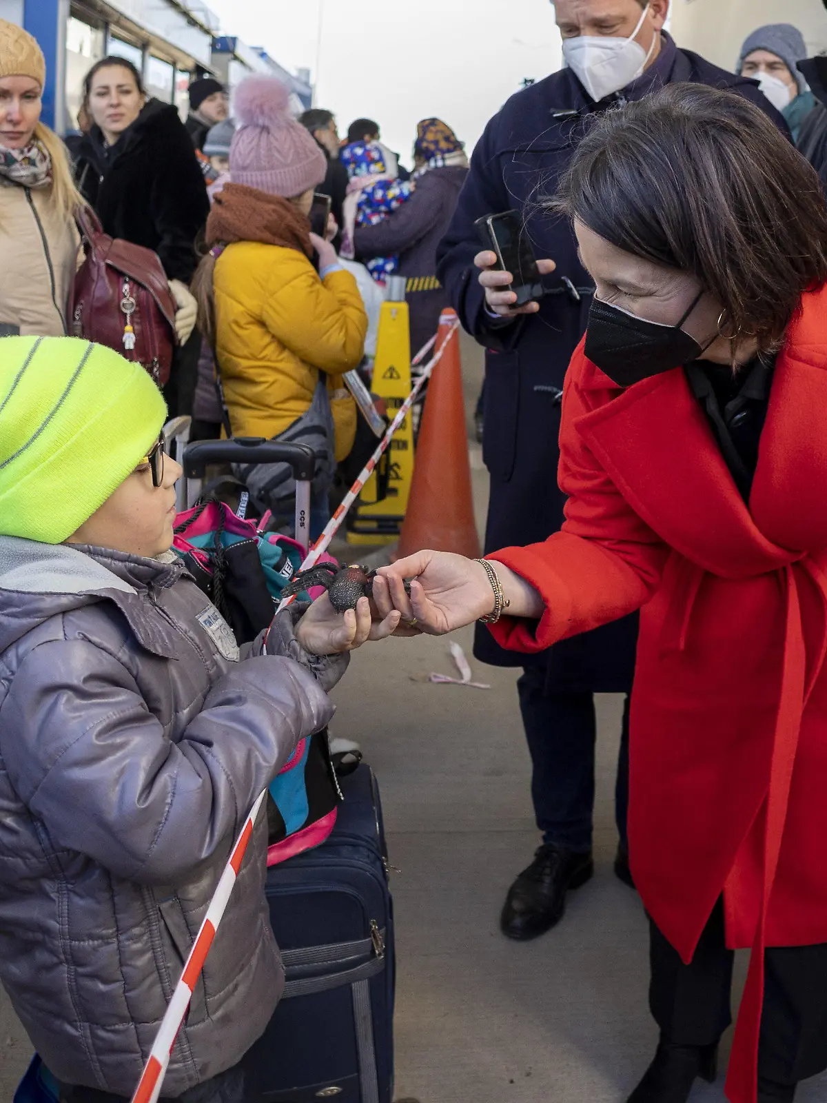 News Bilder des Tages Annalena Baerbock Buendnis 90/Die Gruenen, Bundesaussenministerin, besucht den Grenzuebergang Palanca zwischen der Ukraine und Moldau und spricht mit Gefluechteten. BM Baerbock besucht auf ihrer Reise, Bosnien und Herzegowina, den Kosovo, Serbien und die Republik Moldau. 12.03.2022 Palanca Moldau *** Annalena Baerbock Buendnis 90 Die Gruenen , Federal Minister of Foreign Affairs, visits the border crossing Palanca between Ukraine and Moldova and talks with refugees BM Baerbock visits on her trip, Bosnia and Herzegovina, Kosovo, Serbia and Moldova 12 03 2022 Palanca Moldova Copyright: xThomasxImox