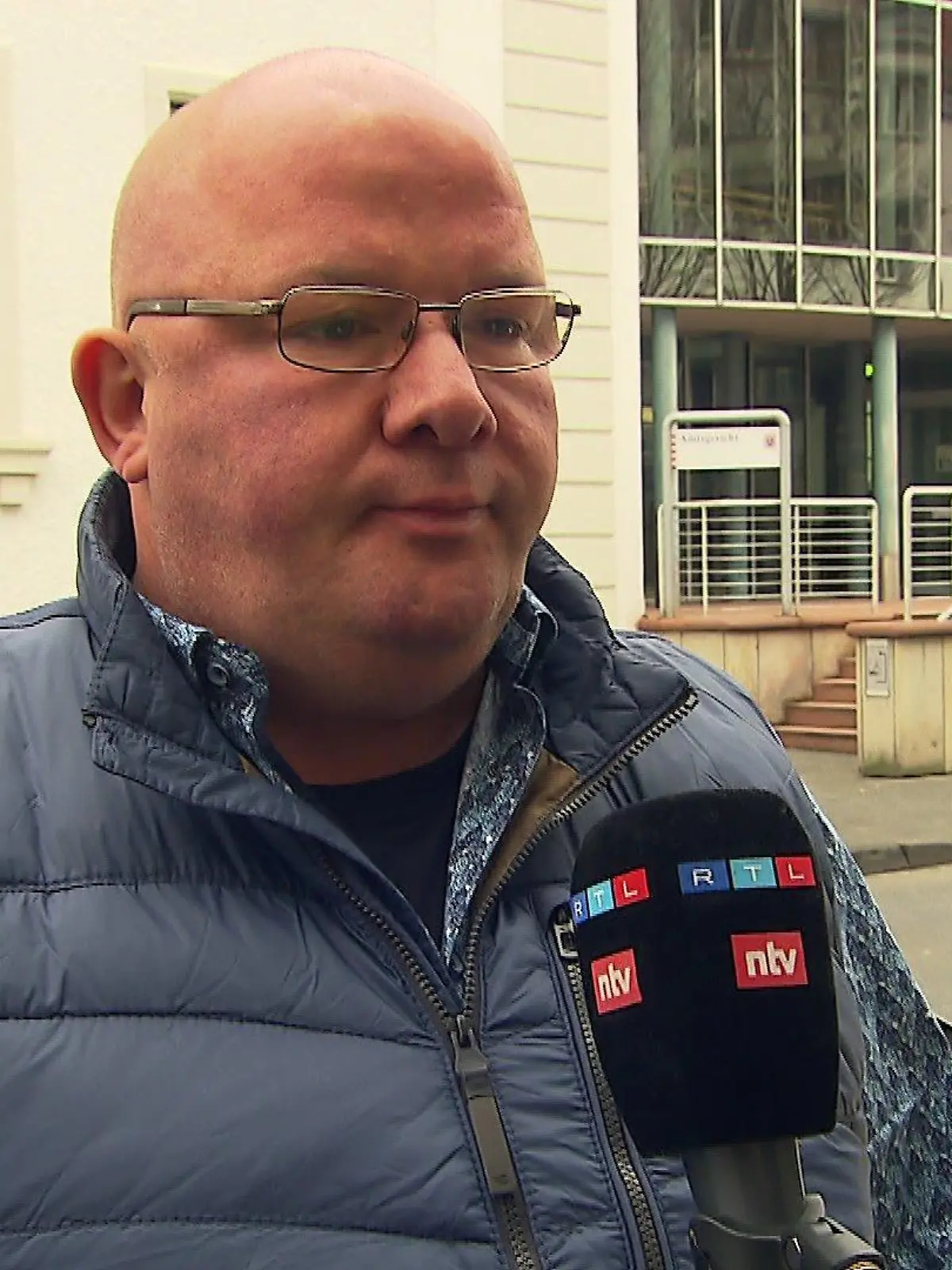 Taxifahrer Joachim Jakob hört seinen Fahrgästen ganz genau zu - und schreitet auch mal ein.