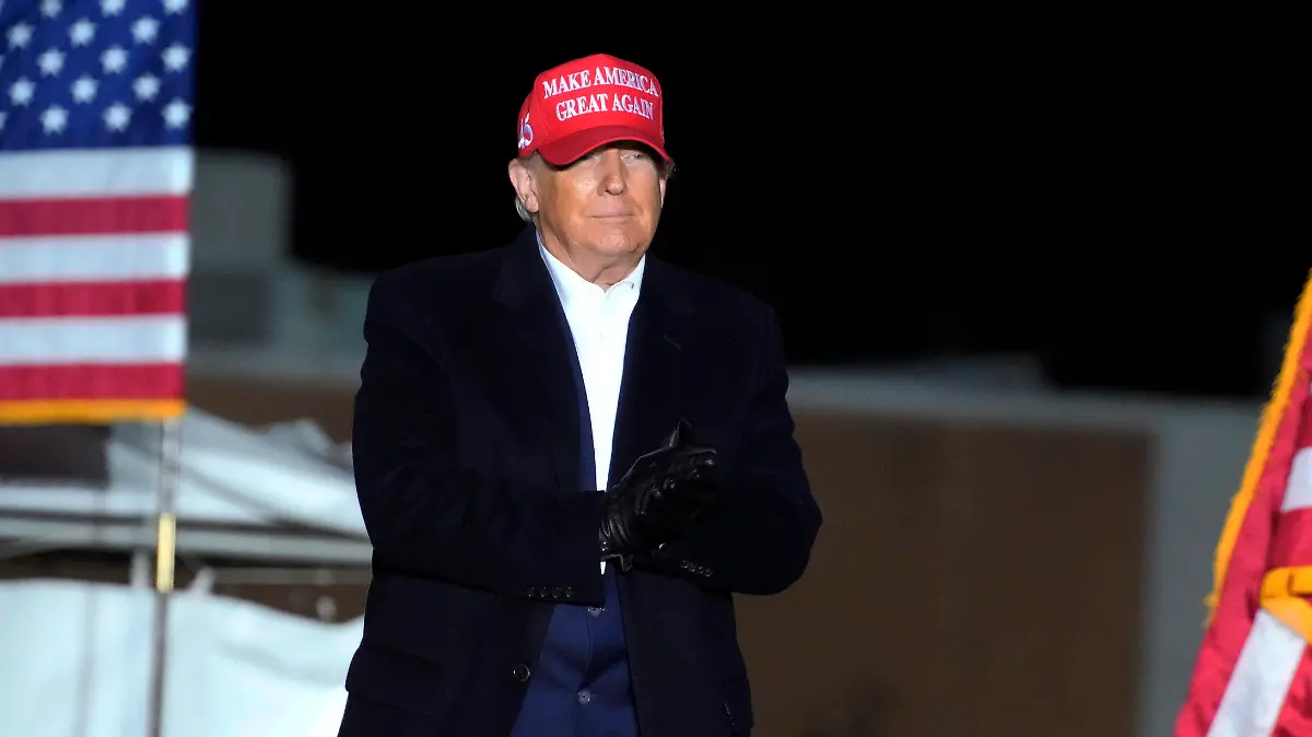 13.03.2022, USA, Florence: Donald Trump, ehemaliger Präsident der USA, kommt zu der Kundgebung «Save America Rally». Ex-Präsident Trump spricht vor Anhängern im Bundesstaat South Carolina. Trump hat zwei Republikaner unterstützt, die in den Vorwahlen gegen Mitglieder des Repräsentantenhauses antreten, die ihm gegenüb er kritisch eingestellt waren. Foto: Meg Kinnard/AP/dpa +++ dpa-Bildfunk +++