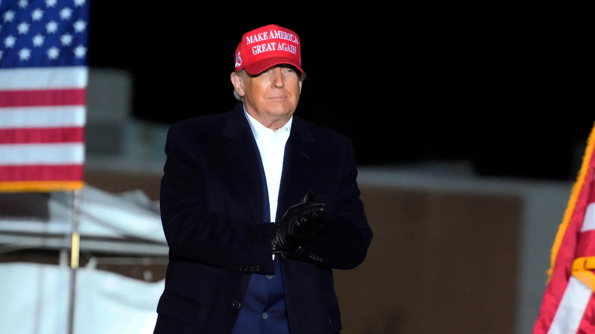 13.03.2022, USA, Florence: Donald Trump, ehemaliger Präsident der USA, kommt zu der Kundgebung «Save America Rally». Ex-Präsident Trump spricht vor Anhängern im Bundesstaat South Carolina. Trump hat zwei Republikaner unterstützt, die in den Vorwahlen gegen Mitglieder des Repräsentantenhauses antreten, die ihm gegenüb er kritisch eingestellt waren. Foto: Meg Kinnard/AP/dpa +++ dpa-Bildfunk +++