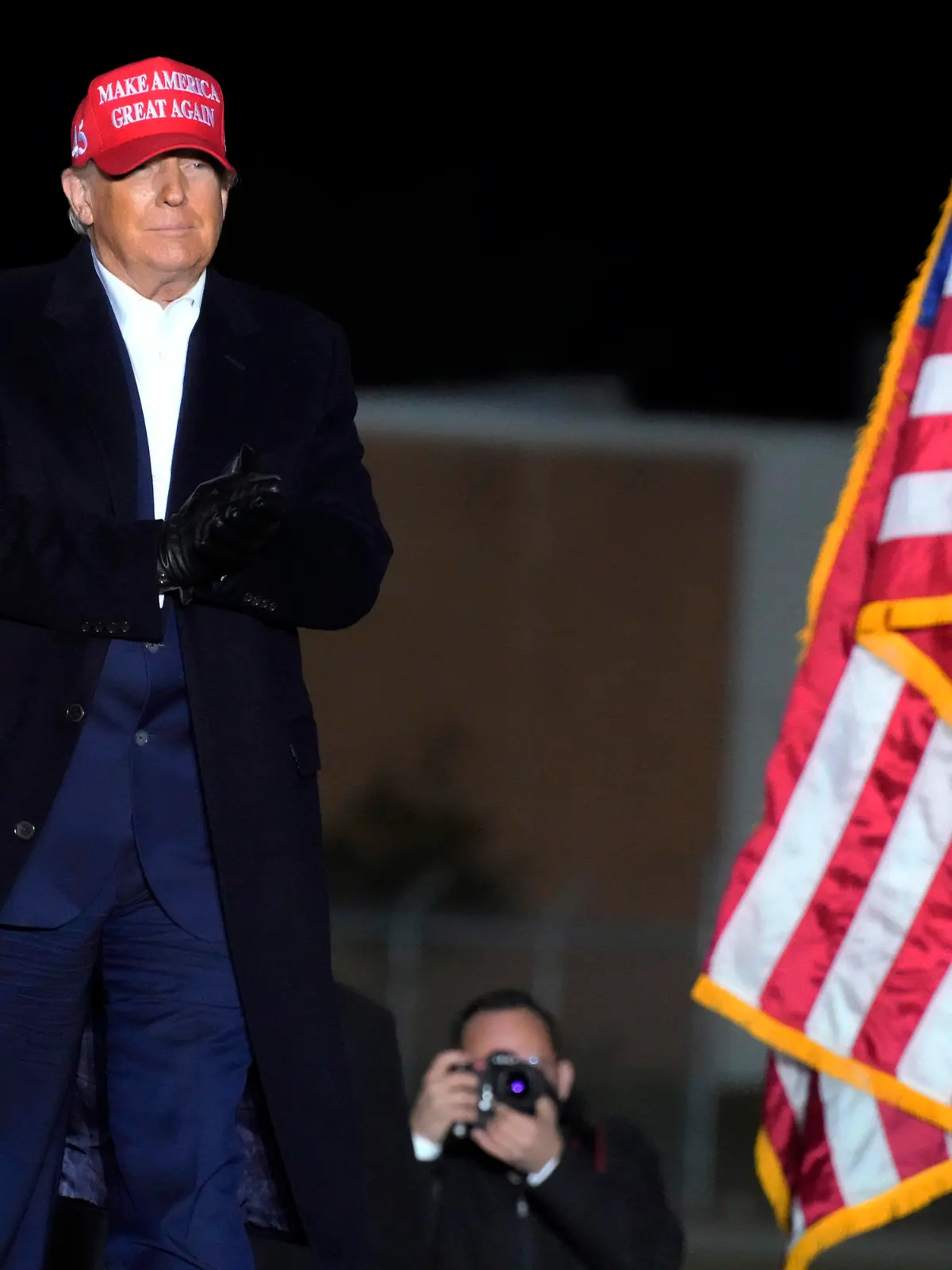 13.03.2022, USA, Florence: Donald Trump, ehemaliger Präsident der USA, kommt zu der Kundgebung «Save America Rally». Ex-Präsident Trump spricht vor Anhängern im Bundesstaat South Carolina. Trump hat zwei Republikaner unterstützt, die in den Vorwahlen gegen Mitglieder des Repräsentantenhauses antreten, die ihm gegenüb er kritisch eingestellt waren. Foto: Meg Kinnard/AP/dpa +++ dpa-Bildfunk +++