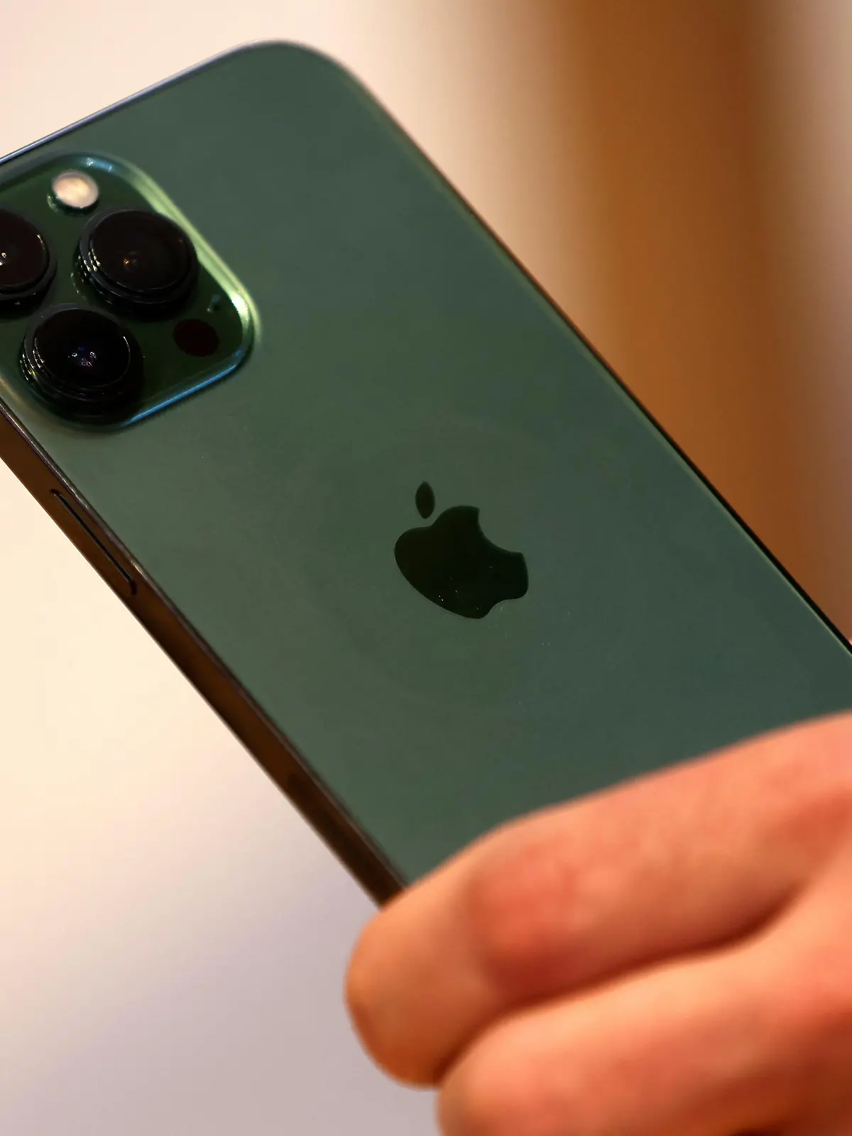 A customers holds the new green colour Apple iPhone 13 pro shortly after it went on sale inside the Apple Store on 5th Avenue in Manhattan in New York City, New York, U.S., March 18, 2022. REUTERS/Mike Segar