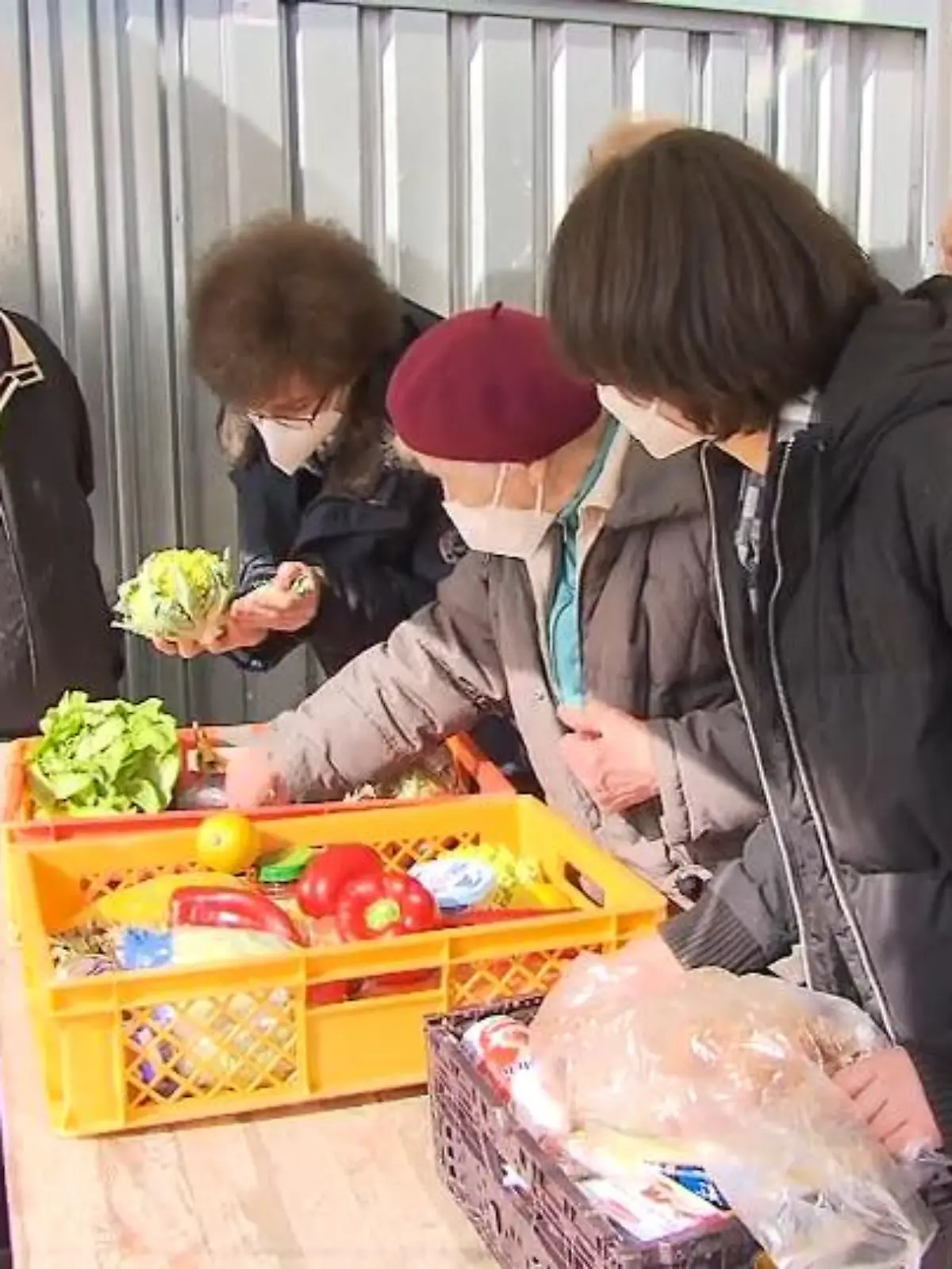 Es sind einfach zu wenige Lebensmittel vorhanden. Die Tafel in Gießen muss 3.200 Menschen pro Woche versorgen, doch die Vorräte reichen bald nicht mehr aus. Durch Corona kommen weniger Lebensmittel und finanzielle Spenden rein und auch der Krieg in der Ukraine macht sich bemerkbar. Immer mehr Menschen brauchen Unterstützung, so auch Geflüchtete. Die ukrainische Familie Pluhatyrov hat Glück, sie können einmal die Woche zum Essen kommen.
