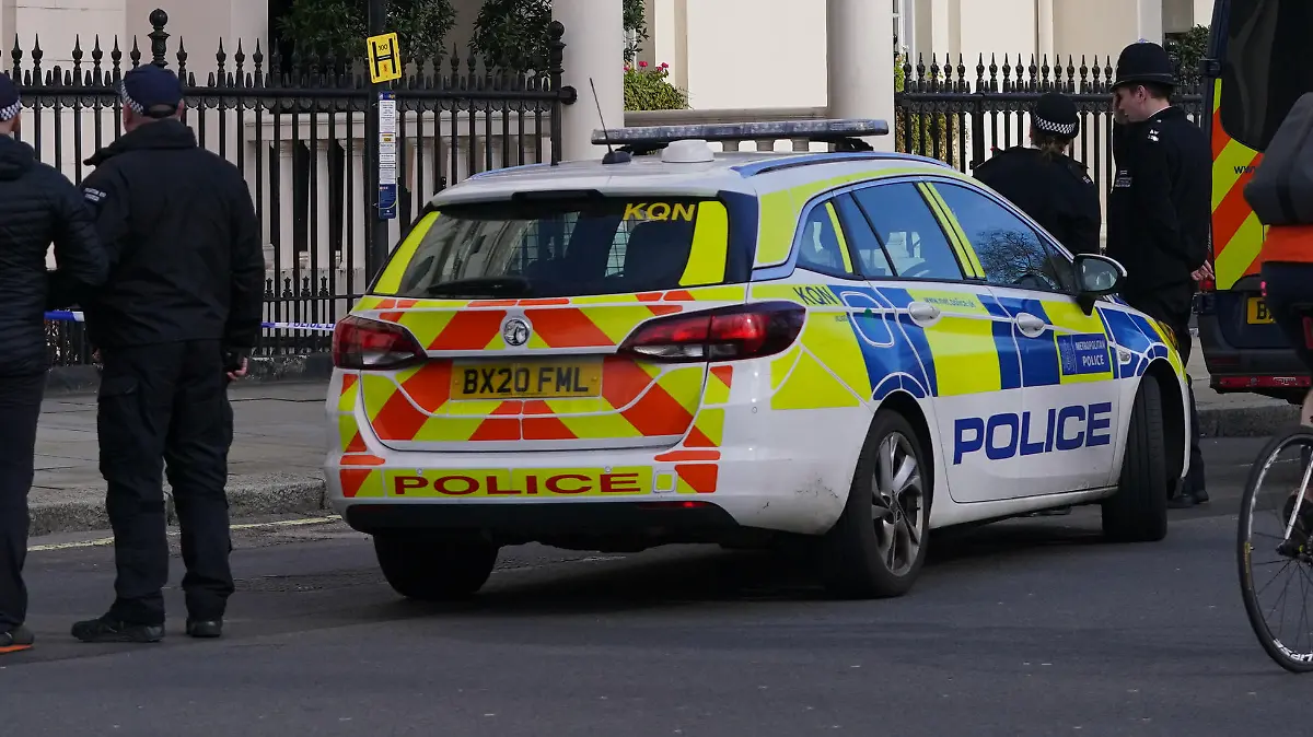 14.03.2022, Großbritannien, London: Mitarbeiter der Metropolitan Police stehen auf einer Straße vor einer Villa des russischen Oligarchen Deripaska auf dem Belgrave Square, auf deren Balkon Aktivisten stehen. Der russische Oligarch Deripaske, der an dem Energie- und Metallunternehmen En+ Group beteiligt ist, ist einer der sieben russischen Oligarchen, der von der britischen Regierung mit Sanktionen belegt worden ist. Foto: Jonathan Brady/PA Wire/dpa +++ dpa-Bildfunk +++