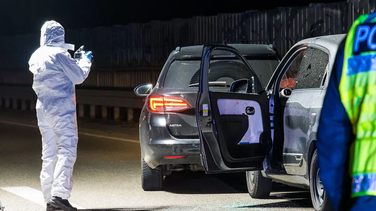 19.03.2022, Hessen, Frankfurt am Main: Einsatzkräfte der Polizei untersuchen den Ort eines Messerangriffs nach einem Autounfall auf der Autobahn 661 (A661). Eine Autofahrerin ist bei einer Auseinandersetzung auf der A661 in Frankfurt mit einem Messer angegriffen und schwer verletzt worden. Wie die Polizei mitteilte, war es zuvor zu einem Autounfall gekommen. Foto: Chris Lorenz/5vision.media/dpa +++ dpa-Bildfunk +++