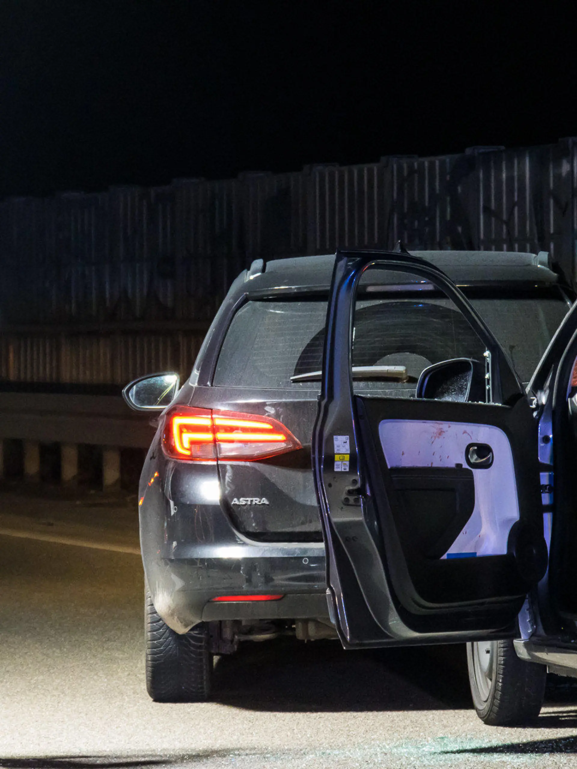 19.03.2022, Hessen, Frankfurt am Main: Einsatzkräfte der Polizei untersuchen den Ort eines Messerangriffs nach einem Autounfall auf der Autobahn 661 (A661). Eine Autofahrerin ist bei einer Auseinandersetzung auf der A661 in Frankfurt mit einem Messer angegriffen und schwer verletzt worden. Wie die Polizei mitteilte, war es zuvor zu einem Autounfall gekommen. Foto: Chris Lorenz/5vision.media/dpa +++ dpa-Bildfunk +++