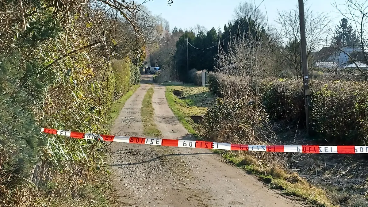 20.03.2022, Bremen: Ein Weg ist mit Polizeiband abgesperrt. Bei einem Brand in einem Bremer Kleingarten sind drei Menschen gestorben. Die Ursache für das Feuer war am Sonntagmorgen noch unklar, wie die Polizei mitteilte. Foto: Ludger Tebben/Nord-West-Media TV/dpa +++ dpa-Bildfunk +++
