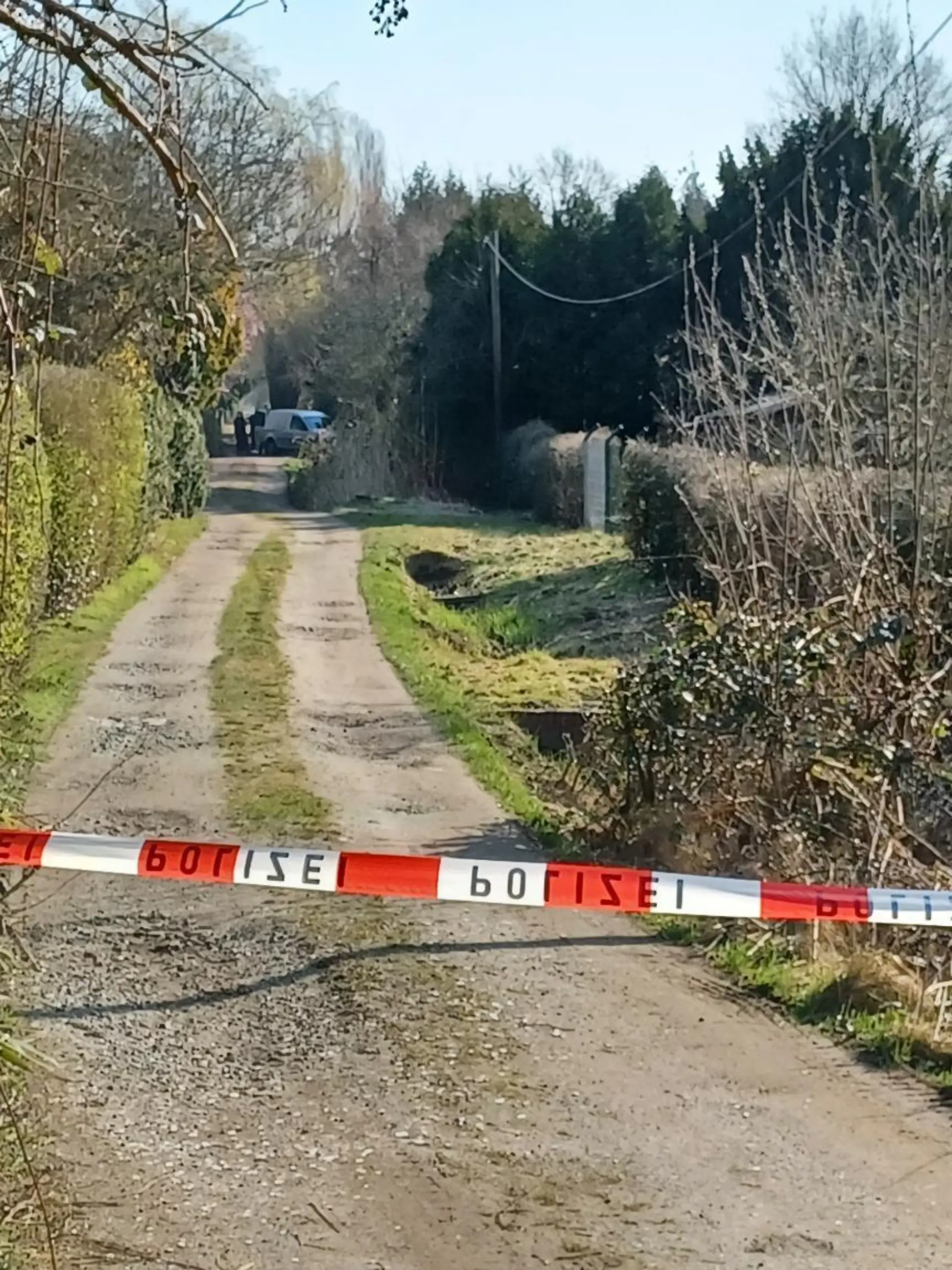 20.03.2022, Bremen: Ein Weg ist mit Polizeiband abgesperrt. Bei einem Brand in einem Bremer Kleingarten sind drei Menschen gestorben. Die Ursache für das Feuer war am Sonntagmorgen noch unklar, wie die Polizei mitteilte. Foto: Ludger Tebben/Nord-West-Media TV/dpa +++ dpa-Bildfunk +++
