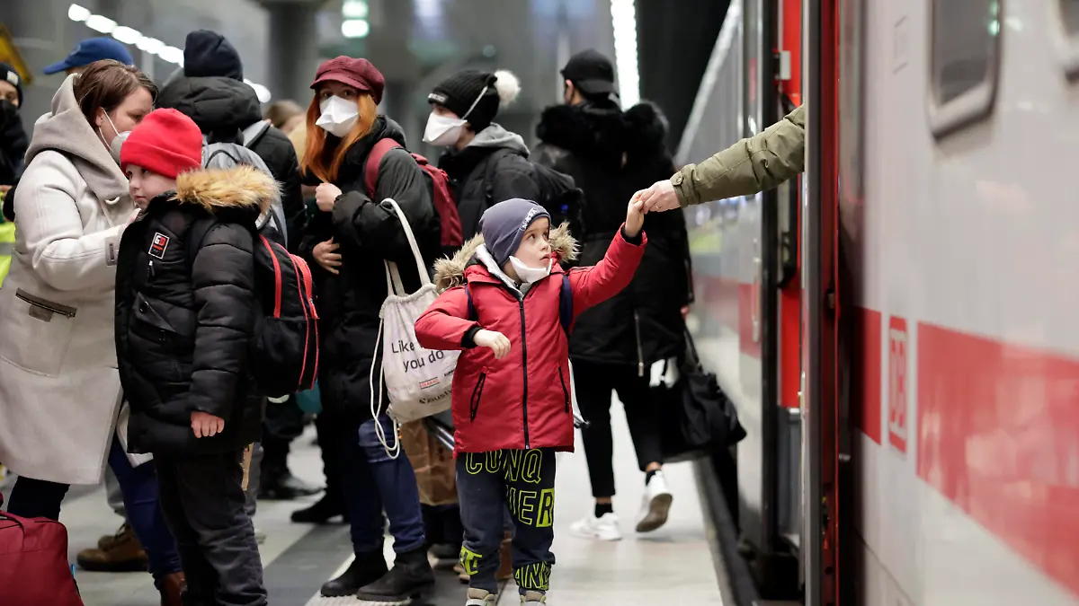 Am Berliner Hauptbahnhof kommt ein Zug aus Warschau mit Fluechtlingen aus der Ukraine an, DEU, Berlin, 06.03.2022 *** A train from Warsaw with refugees from Ukraine arrives at Berlin main station, DEU, Berlin, 06 03 2022 
