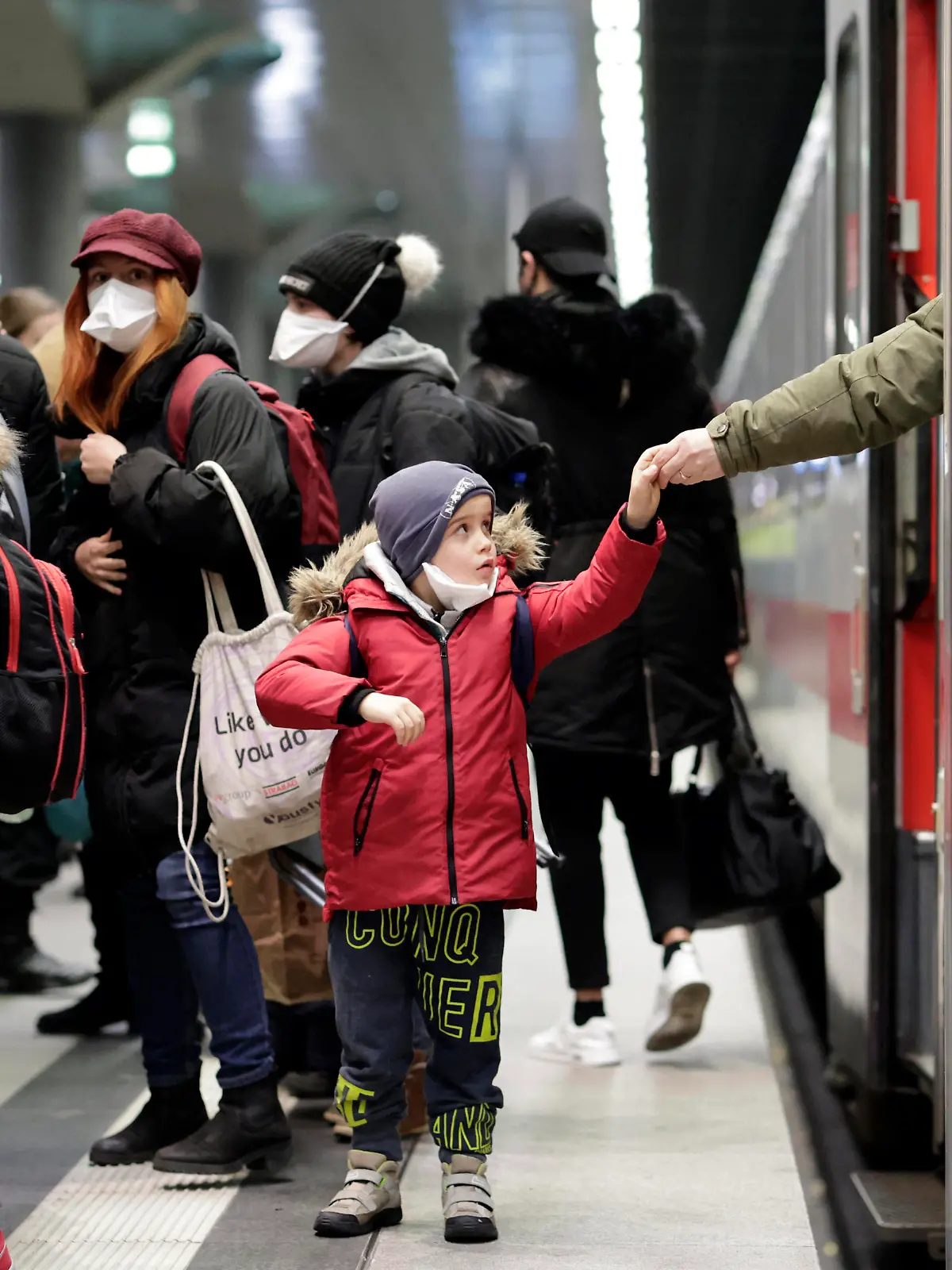 Am Berliner Hauptbahnhof kommt ein Zug aus Warschau mit Fluechtlingen aus der Ukraine an, DEU, Berlin, 06.03.2022 *** A train from Warsaw with refugees from Ukraine arrives at Berlin main station, DEU, Berlin, 06 03 2022 