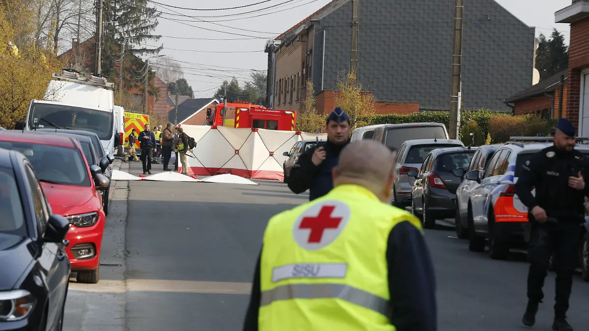 20.03.2022, Belgien, La Louviere: Einsatzkräfte treffen am Unglücksort Strepy-Bracquegnies ein. In Belgien ist bei einer Karnevalsveranstaltung ein Fahrzeug in eine Menschengruppe gefahren. Bei dem Unglück in dem Ort Strépy-Bracquegnies kamen am Sonntagmorgen vier Menschen ums Leben, wie die belgische Nachrichtenagentur Belga unter Berufung auf den zuständigen Bürgermeister berichtete. Foto: Nicolas Maeterlinck/BELGA/dpa +++ dpa-Bildfunk +++