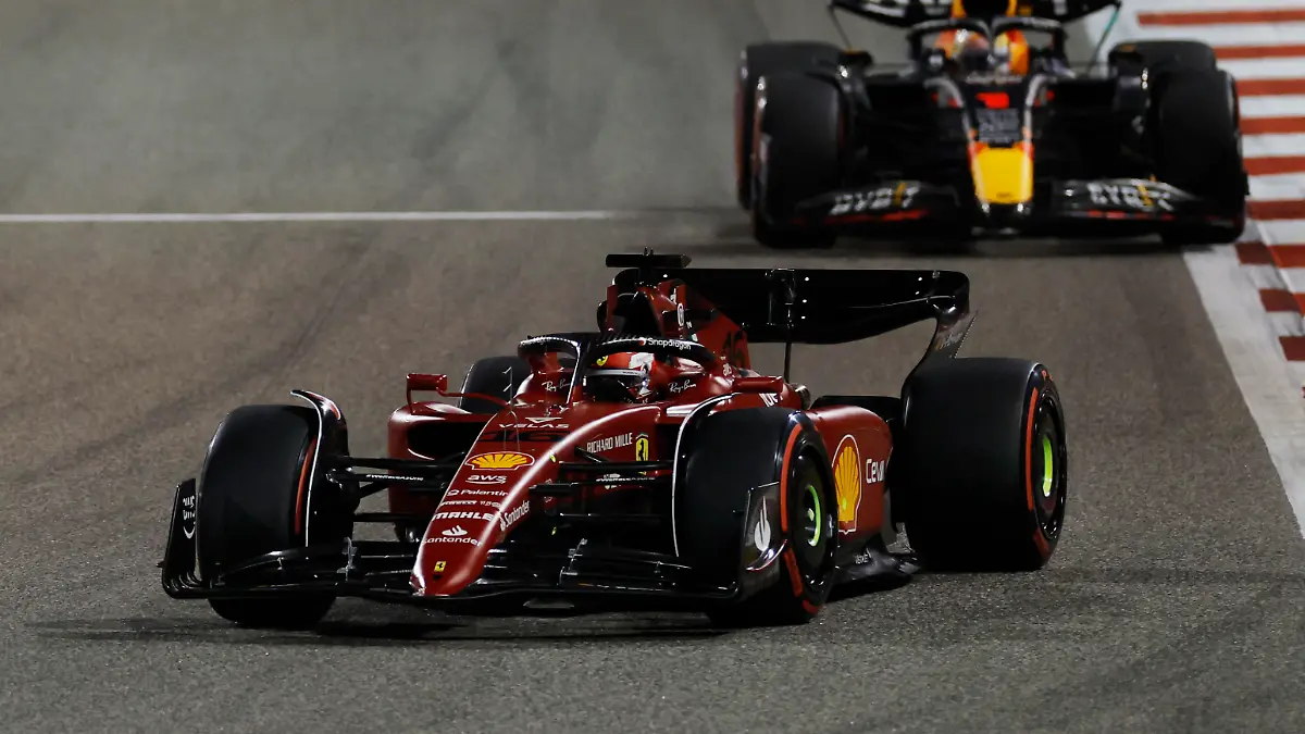 Formula One F1 - Bahrain Grand Prix - Bahrain International Circuit, Sakhir, Bahrain - March 20, 2022 Ferrari's Charles Leclerc and Red Bull's Max Verstappen in action during the race REUTERS/Hamad I Mohammed